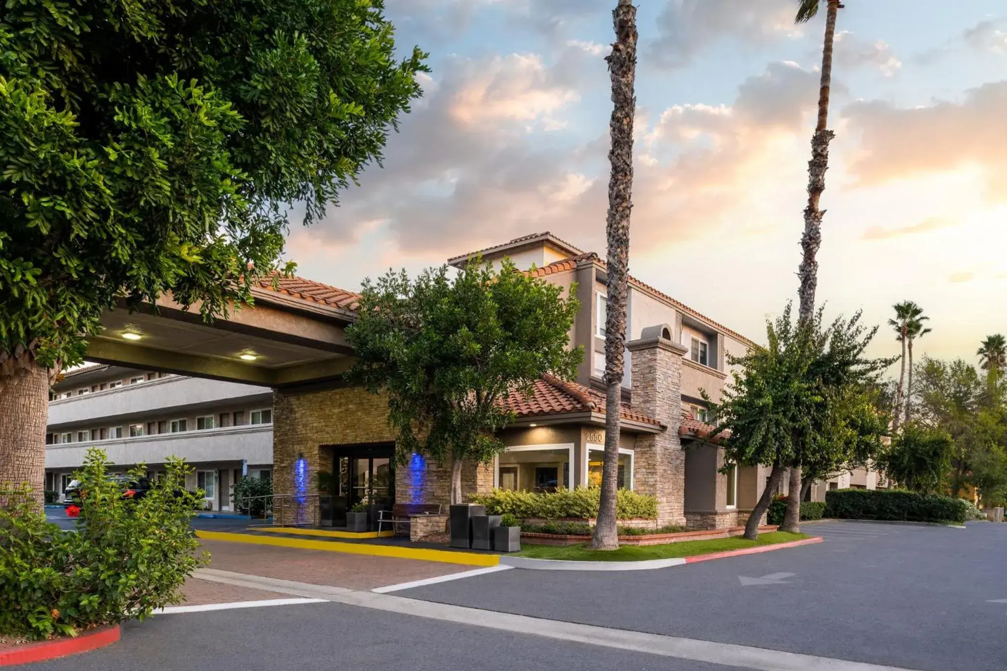 Property building in Holiday Inn Express Simi Valley by IHG Property building in Holiday Inn Express Simi Valley by IHG