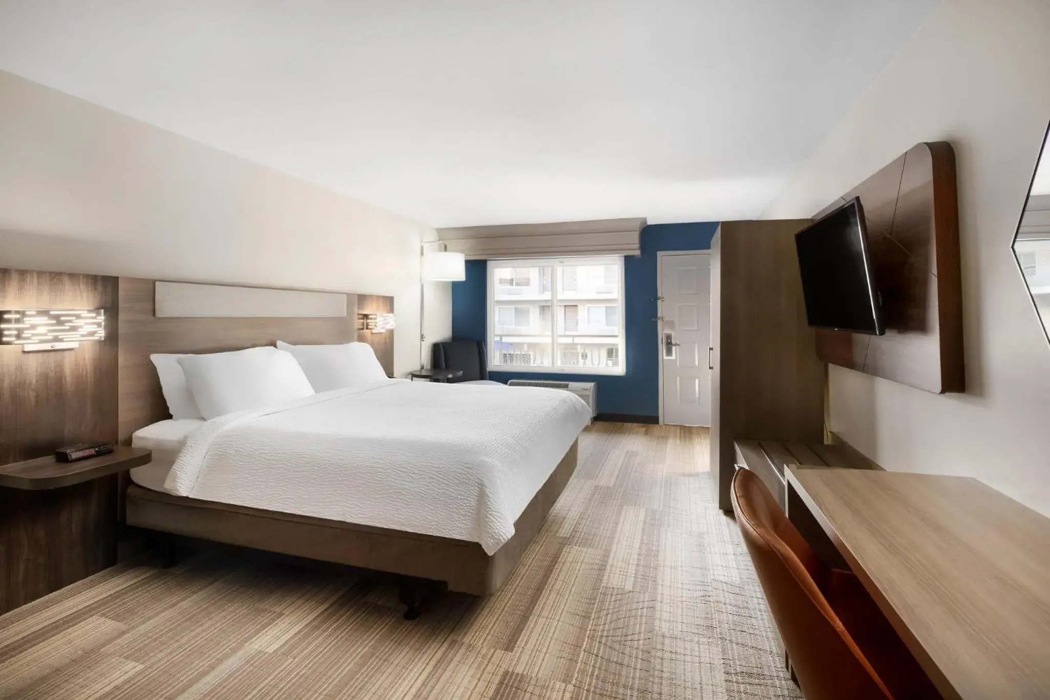 Photo of the whole room, Bed in Holiday Inn Express Simi Valley by IHG Photo of the whole room, Bed in Holiday Inn Express Simi Valley by IHG