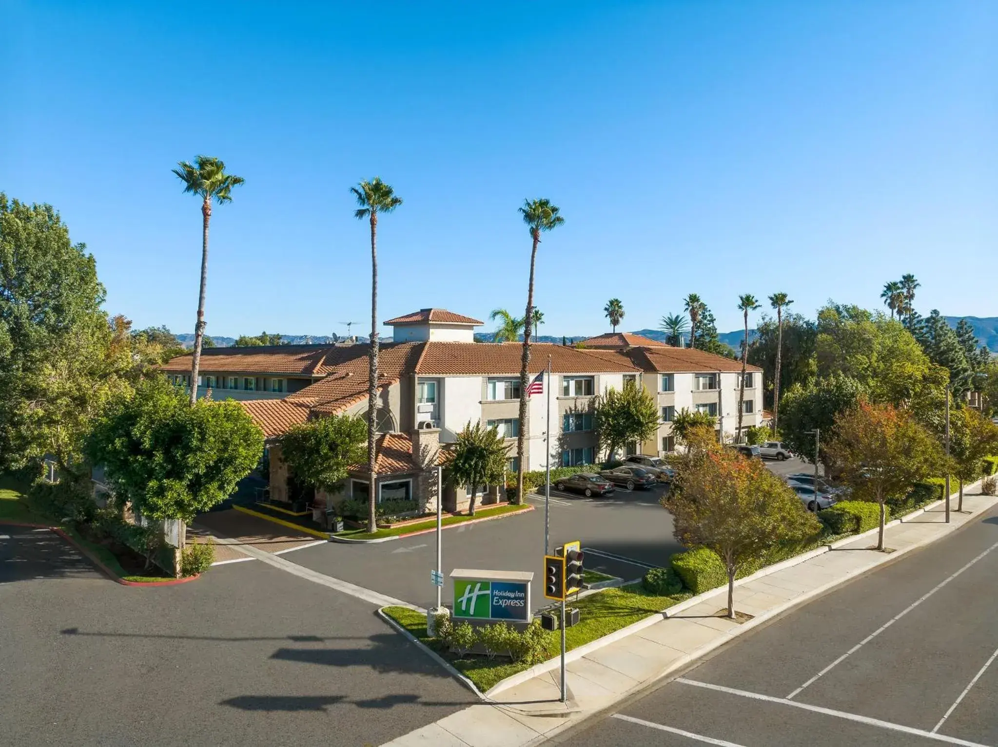 Property building in Holiday Inn Express Simi Valley by IHG Property building in Holiday Inn Express Simi Valley by IHG