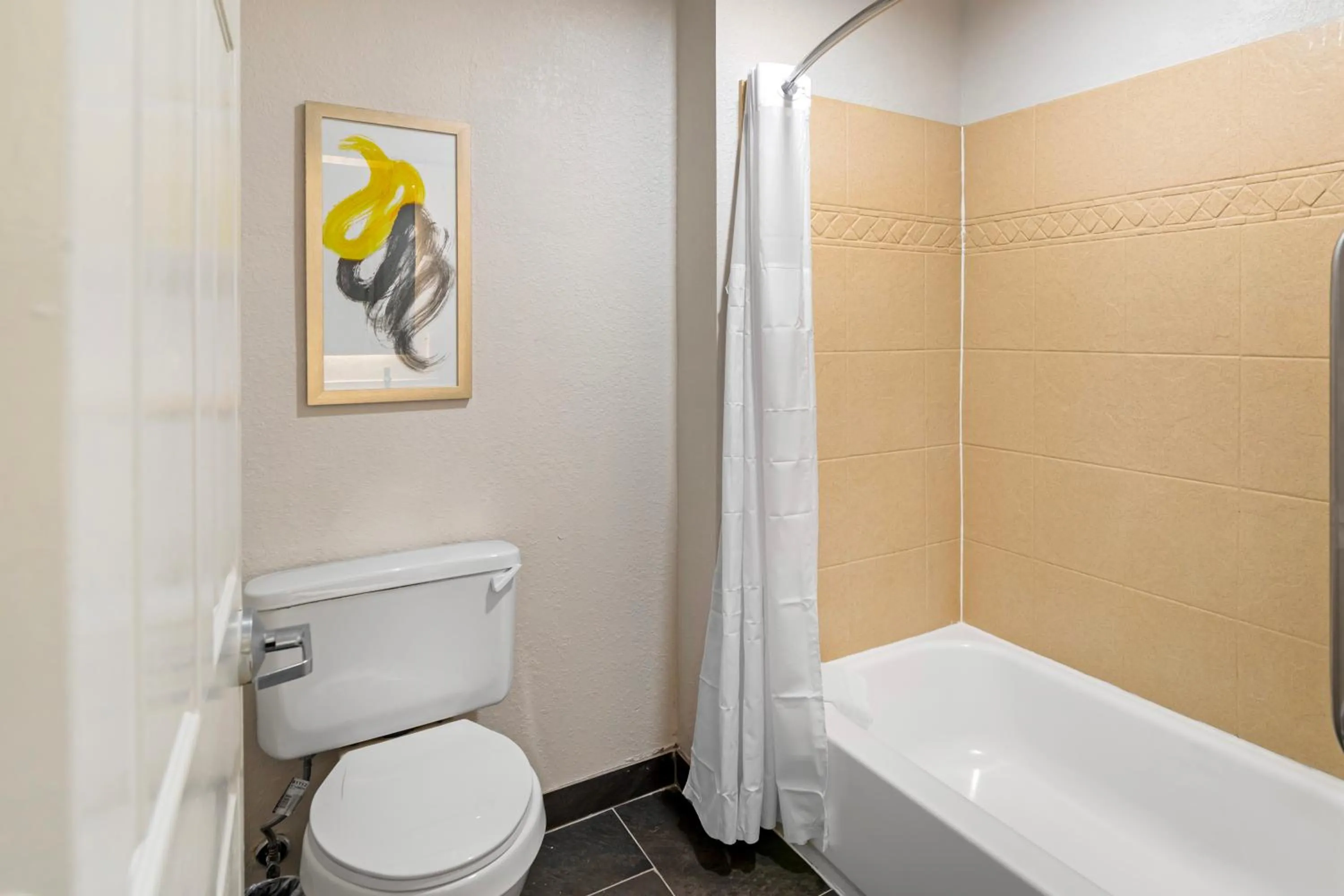 Bath in Comfort Inn & Suites Savannah Airport