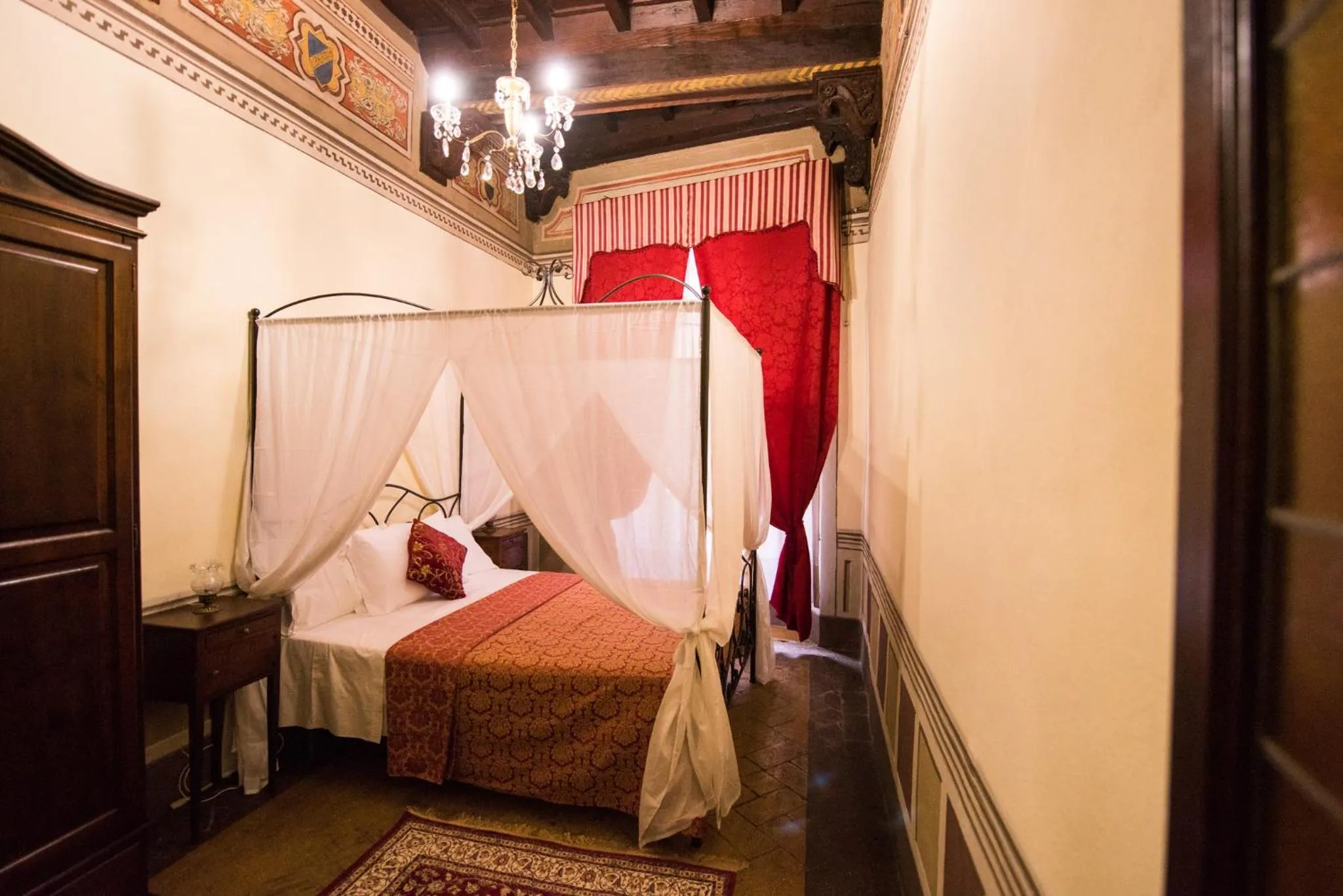 Photo of the whole room, Bed in All'ombra della Torre only Rooms