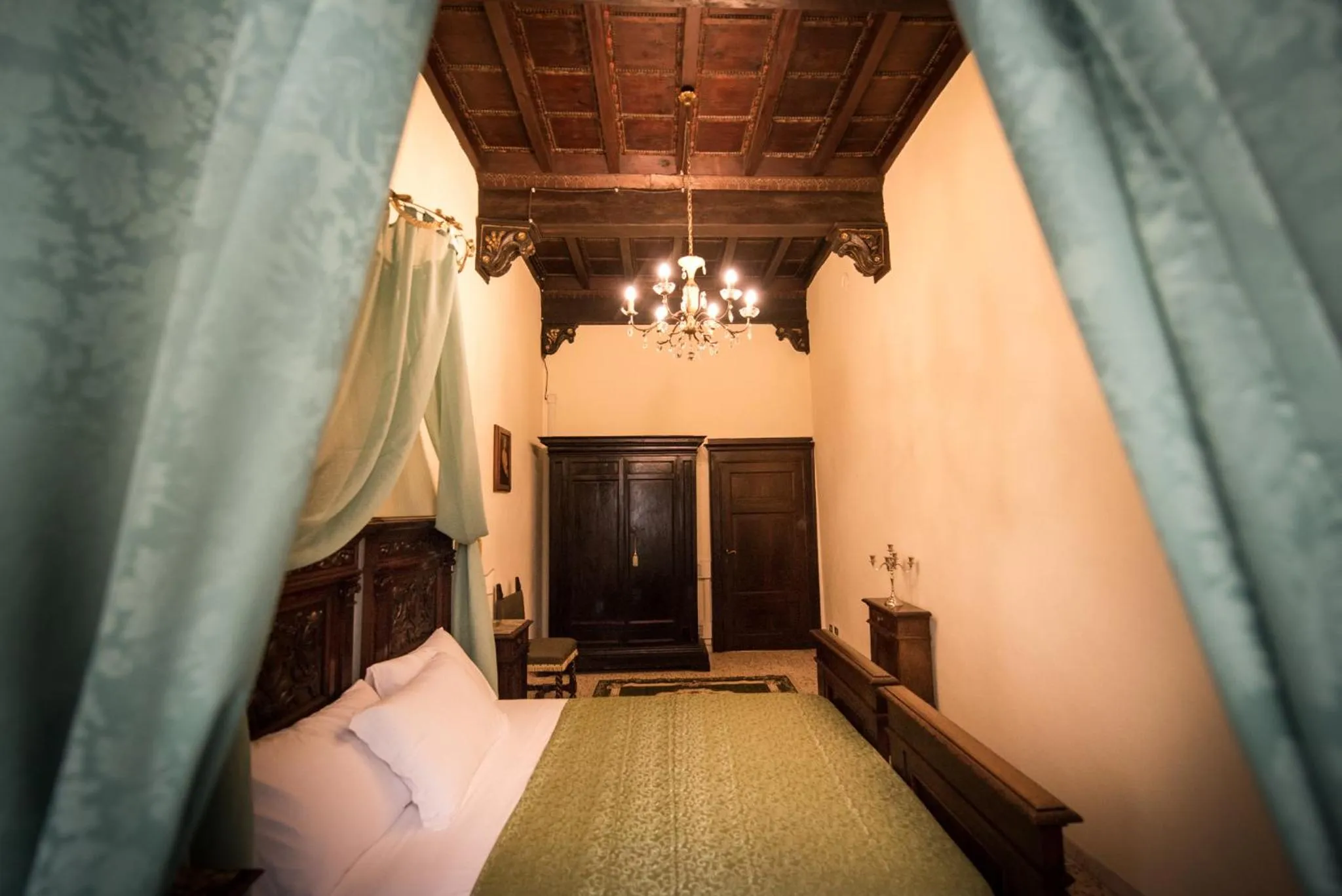 Photo of the whole room, Bed in All'ombra della Torre only Rooms
