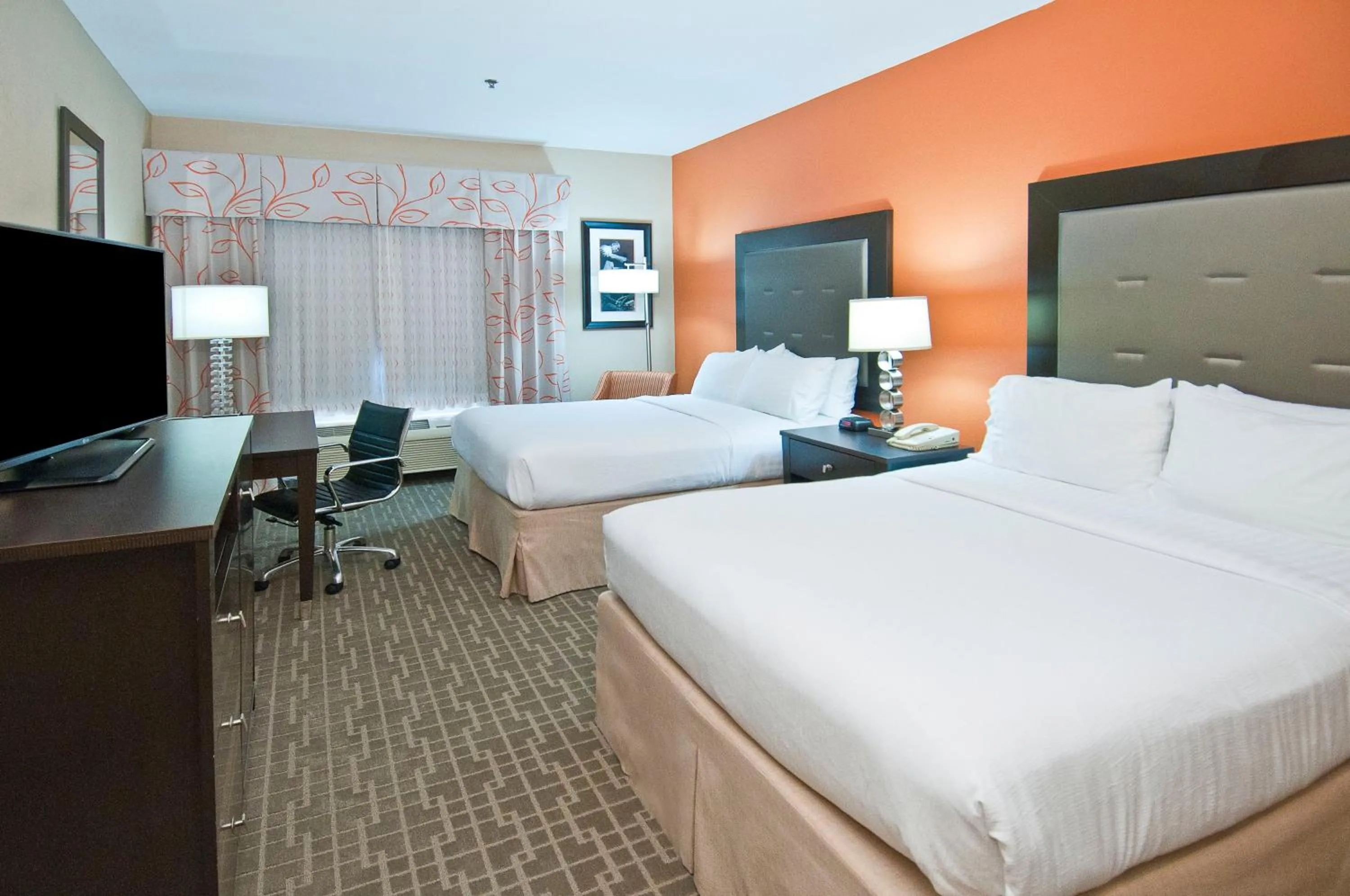 Photo of the whole room, Bed in Holiday Inn Hotel & Suites Slidell by IHG