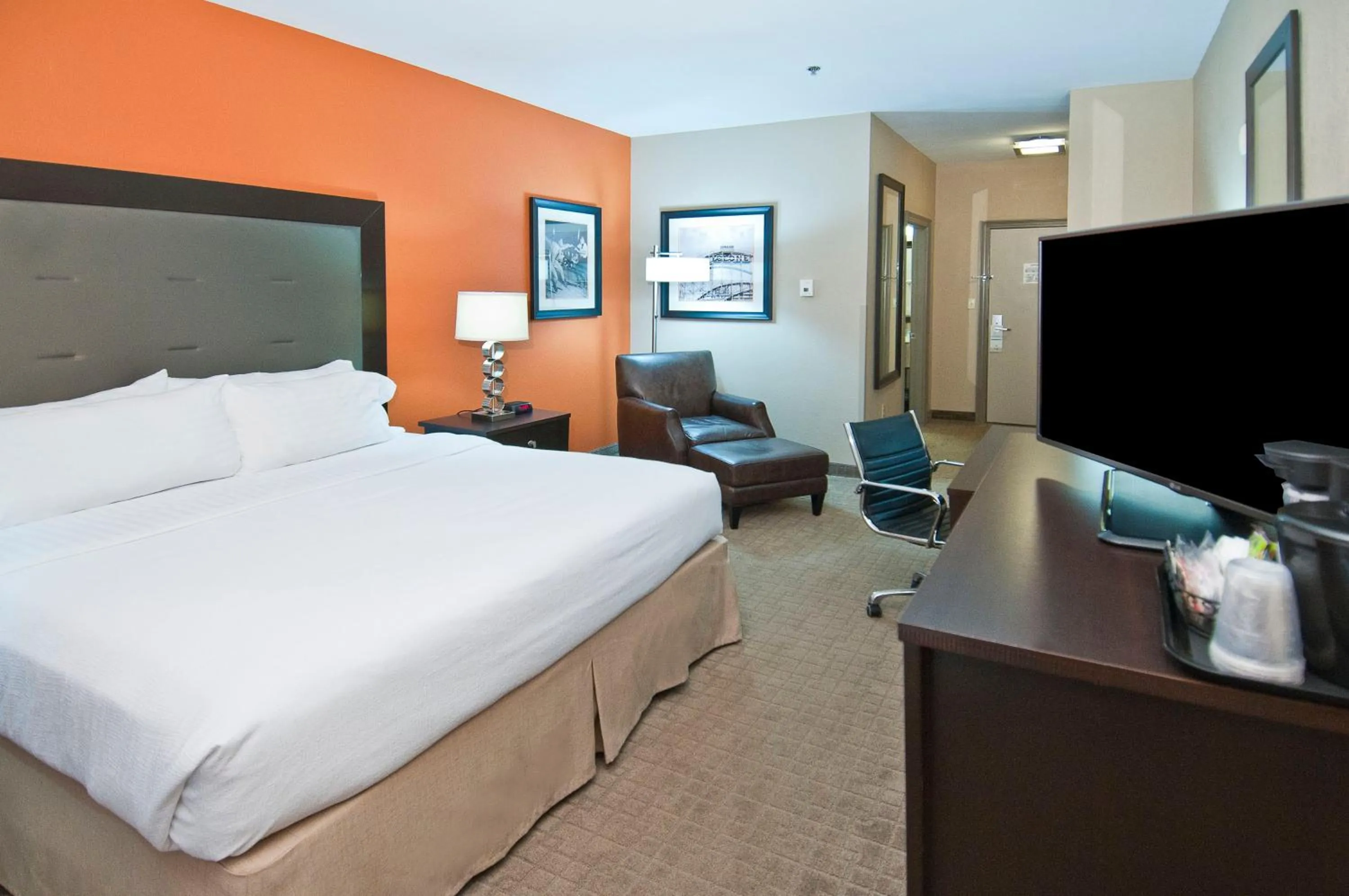 Photo of the whole room, Bed in Holiday Inn Hotel & Suites Slidell by IHG
