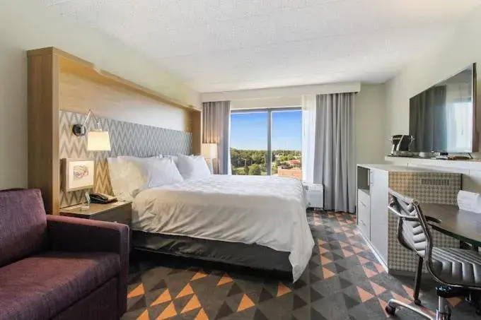 Standard Room in Holiday Inn Chicago Nw Crystal Lk Conv Ctr by IHG Standard Room in Holiday Inn Chicago Nw Crystal Lk Conv Ctr by IHG