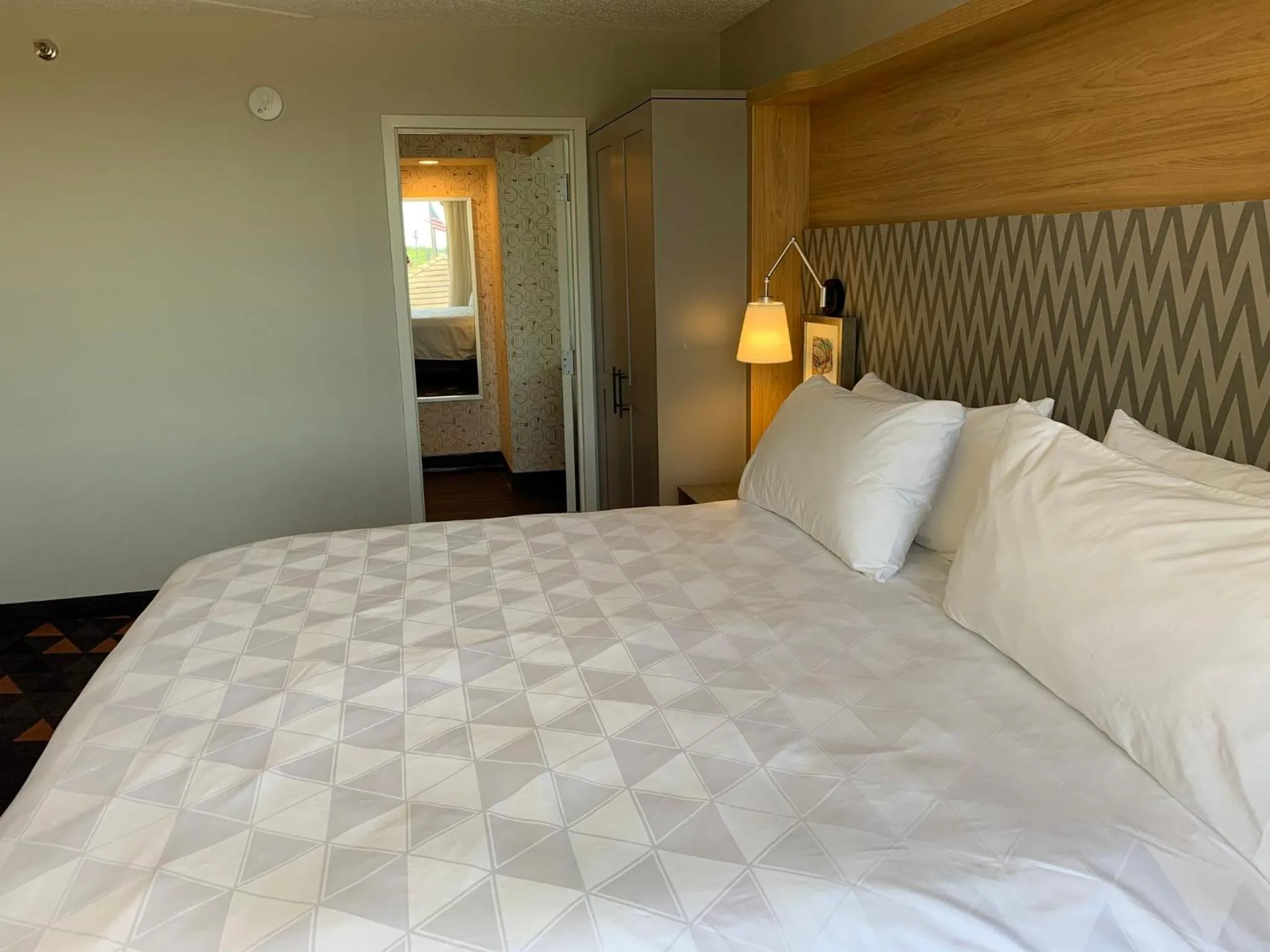 Photo of the whole room, Bed in Holiday Inn Chicago Nw Crystal Lk Conv Ctr by IHG