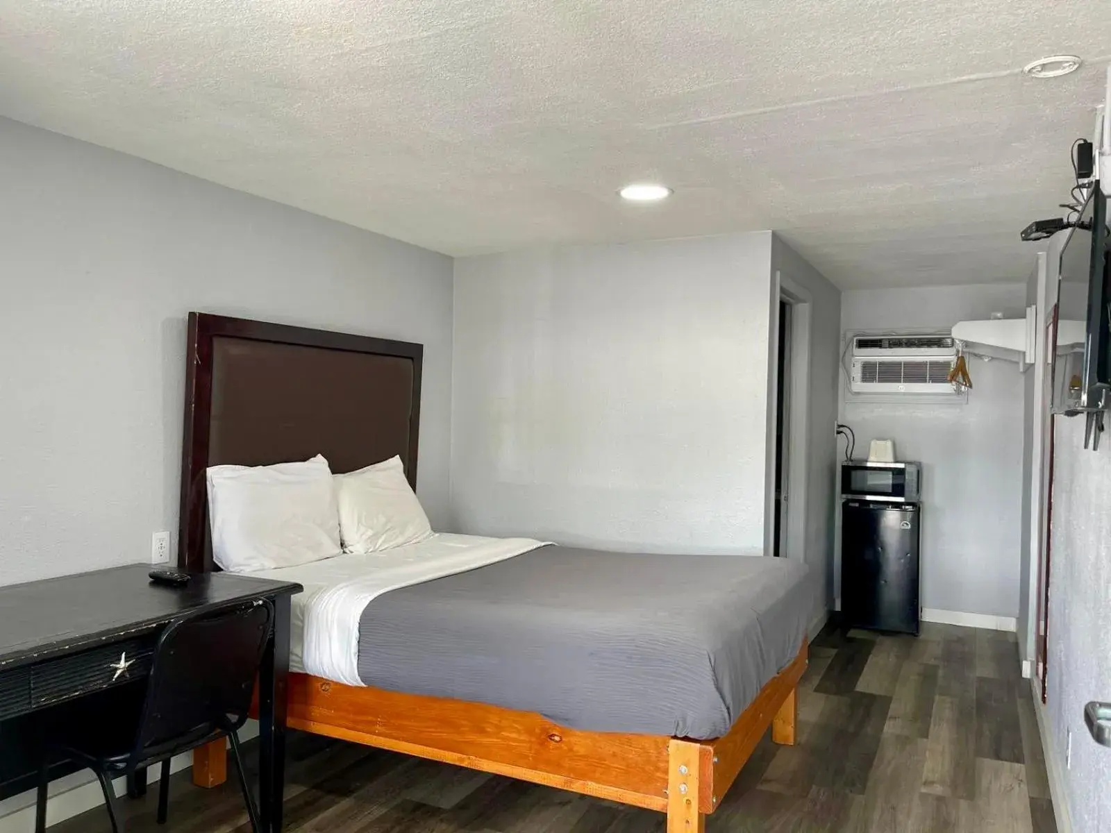 Bed in The L Motel Downtown/NAU Conference Center Bed in The L Motel Downtown/NAU Conference Center