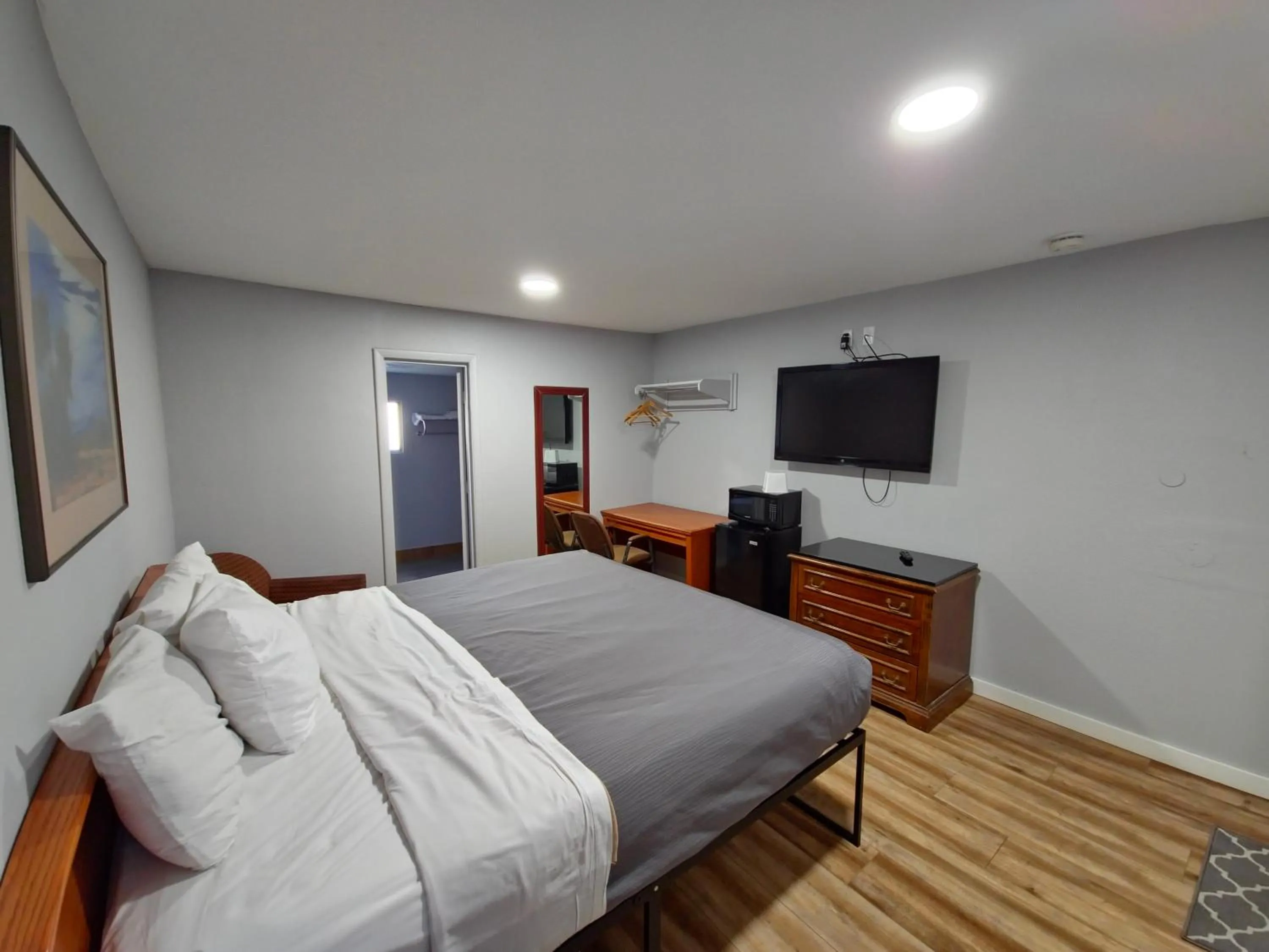 TV and multimedia, Bed in The L Motel Downtown/NAU Conference Center