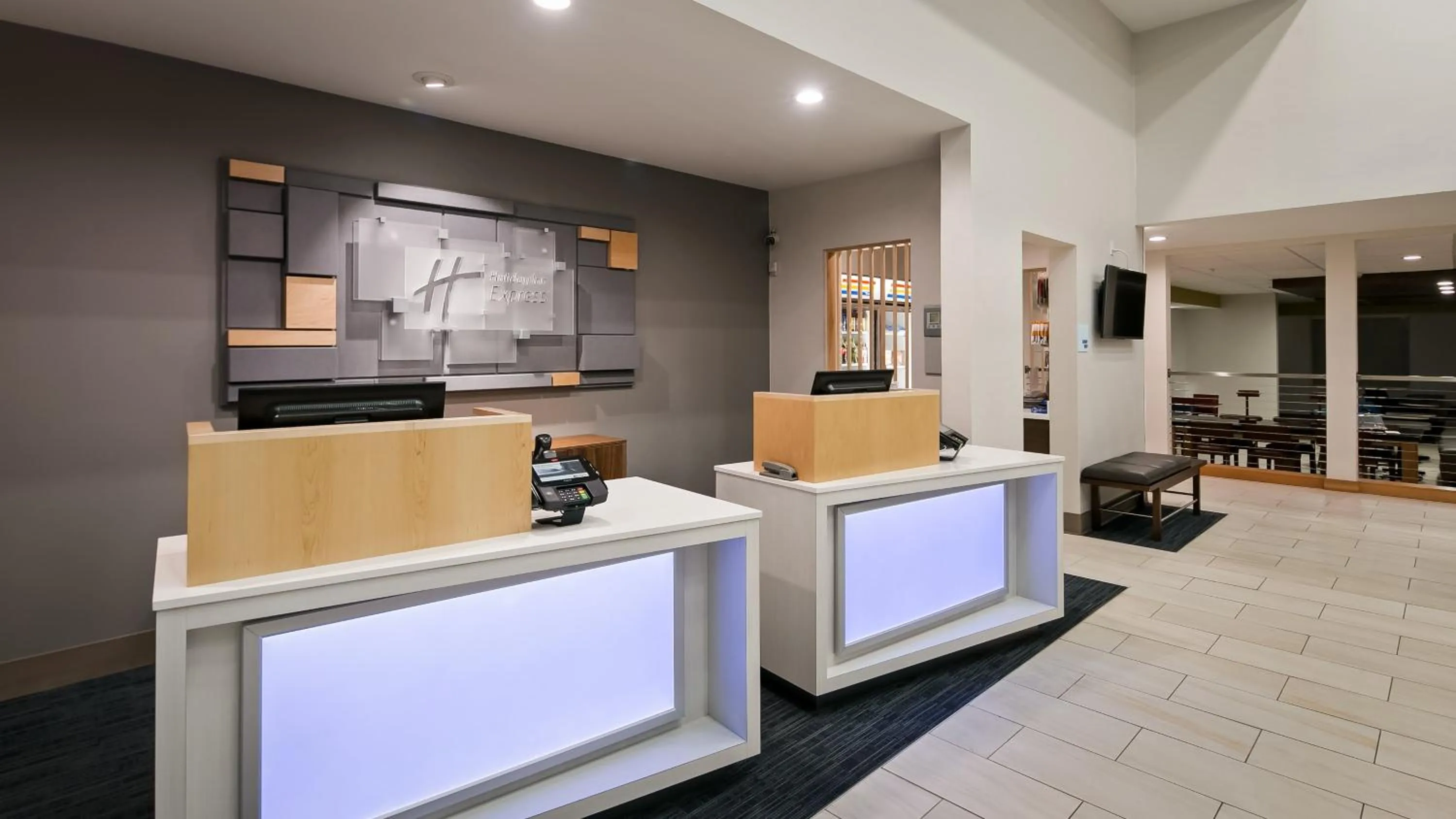 Property building in Holiday Inn Express Hotel & Suites Everett by IHG