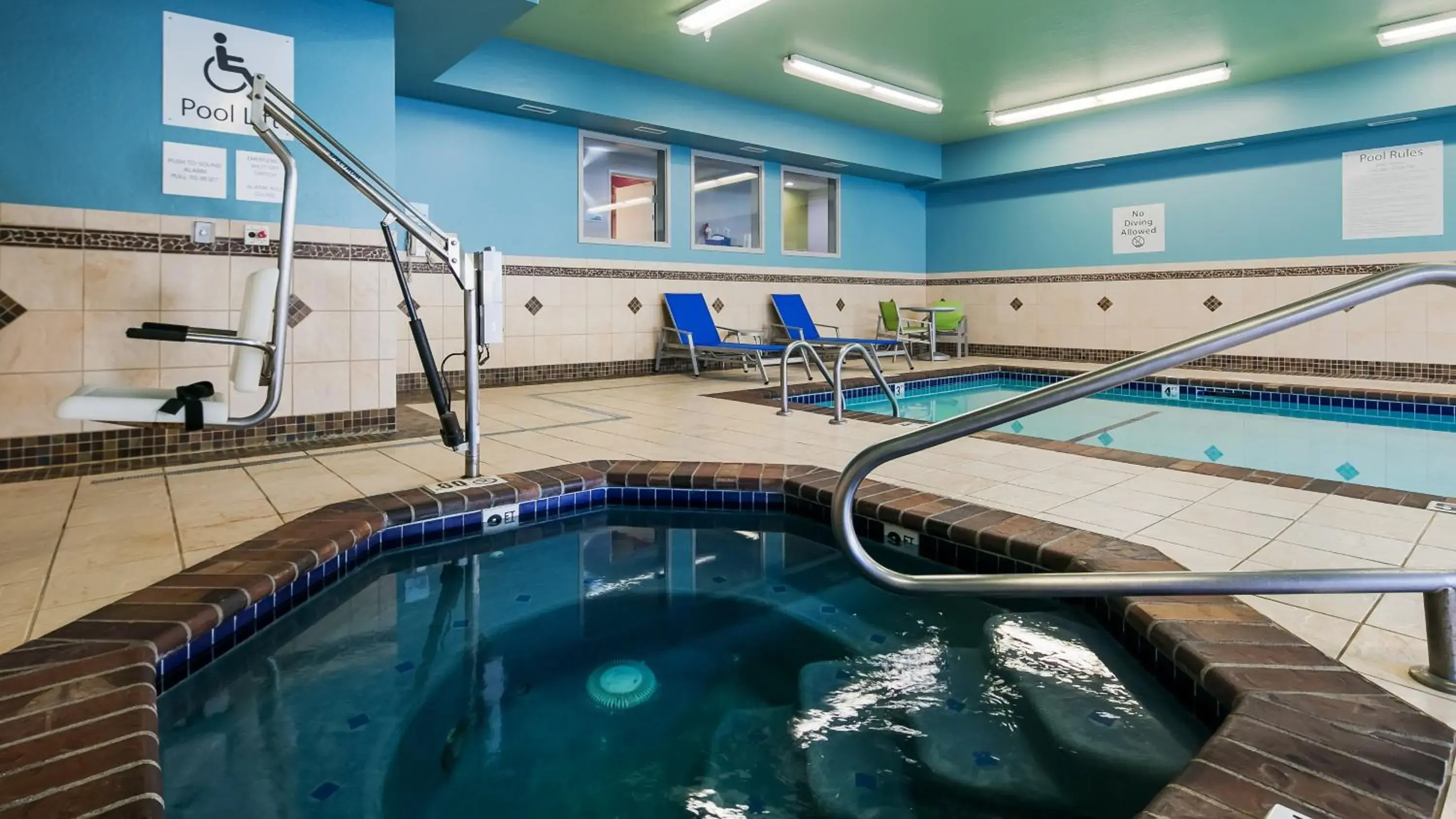 Swimming pool in Holiday Inn Express Hotel & Suites Everett by IHG Swimming pool in Holiday Inn Express Hotel & Suites Everett by IHG