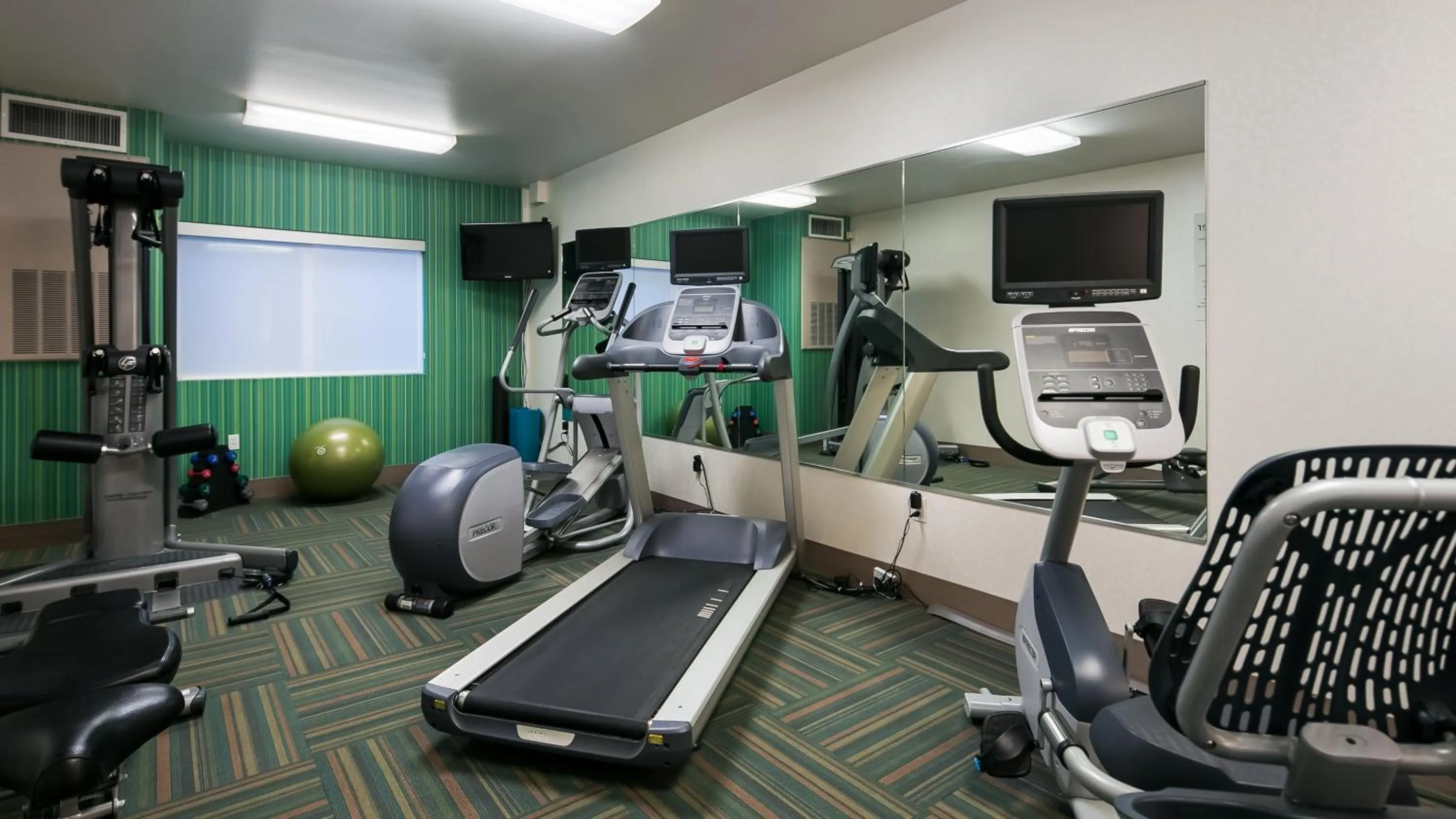Fitness centre/facilities in Holiday Inn Express Hotel & Suites Everett by IHG