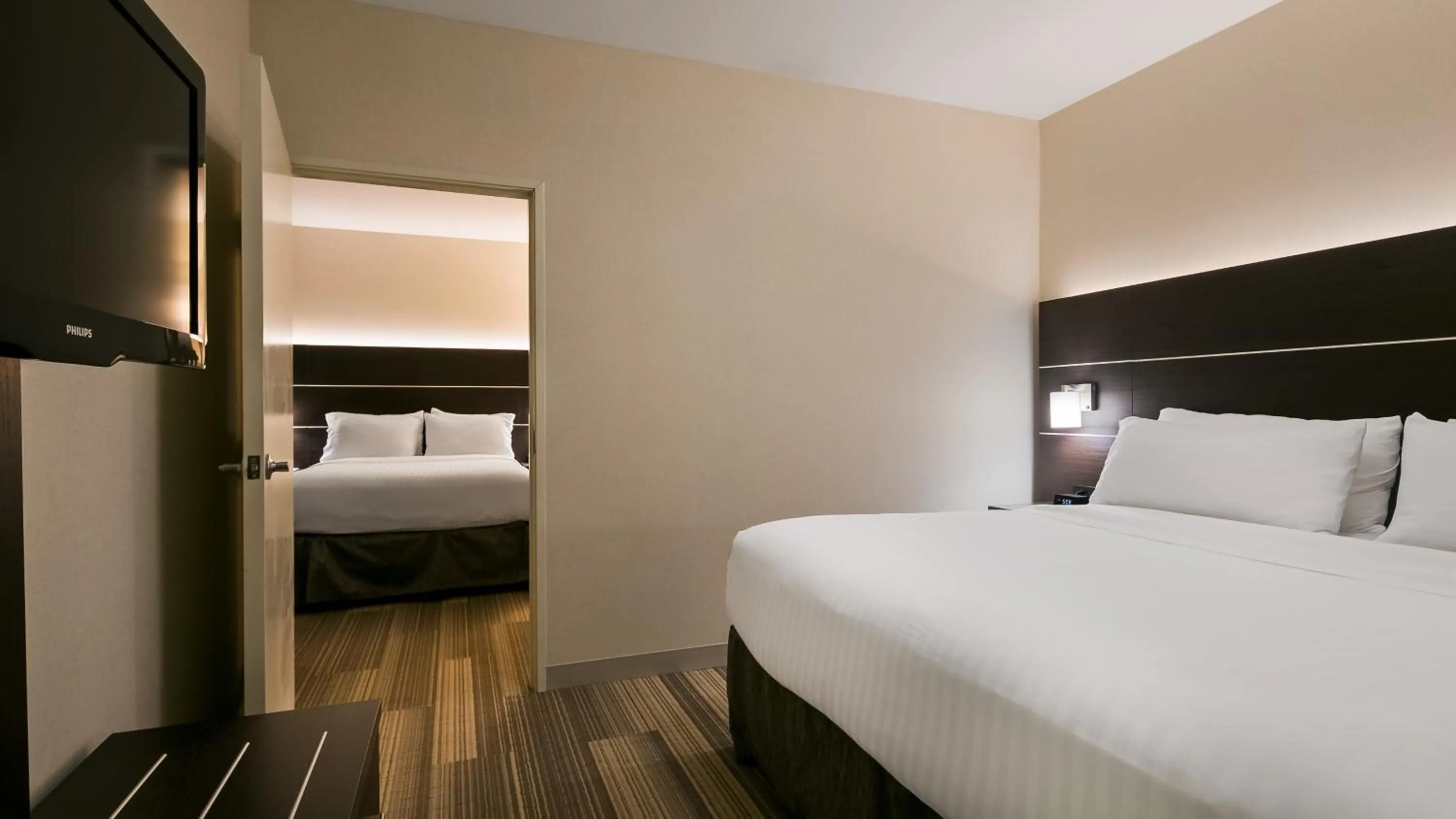 Bedroom, Bed in Holiday Inn Express Hotel & Suites Everett by IHG