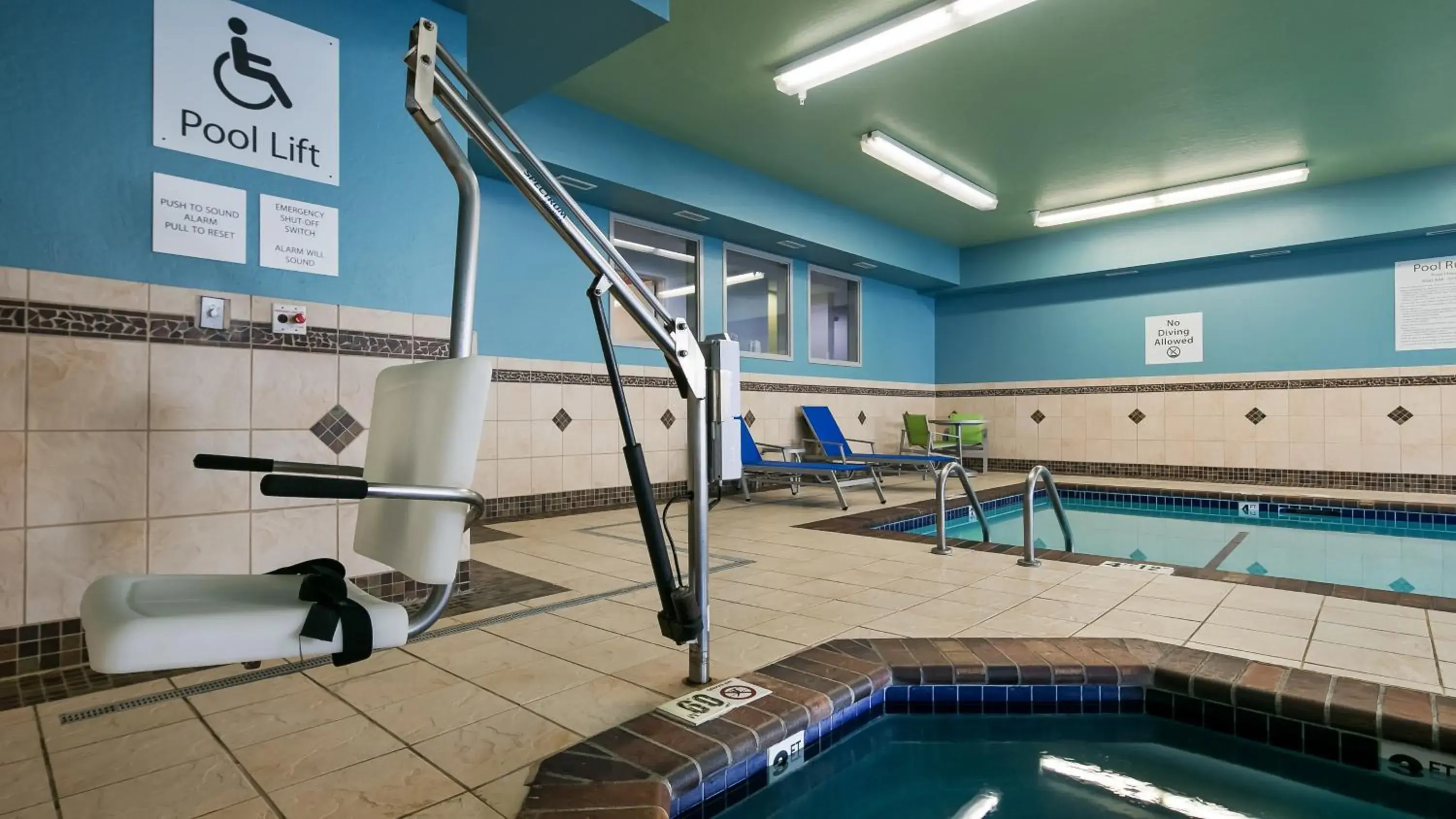 Swimming pool in Holiday Inn Express Hotel & Suites Everett by IHG Swimming pool in Holiday Inn Express Hotel & Suites Everett by IHG