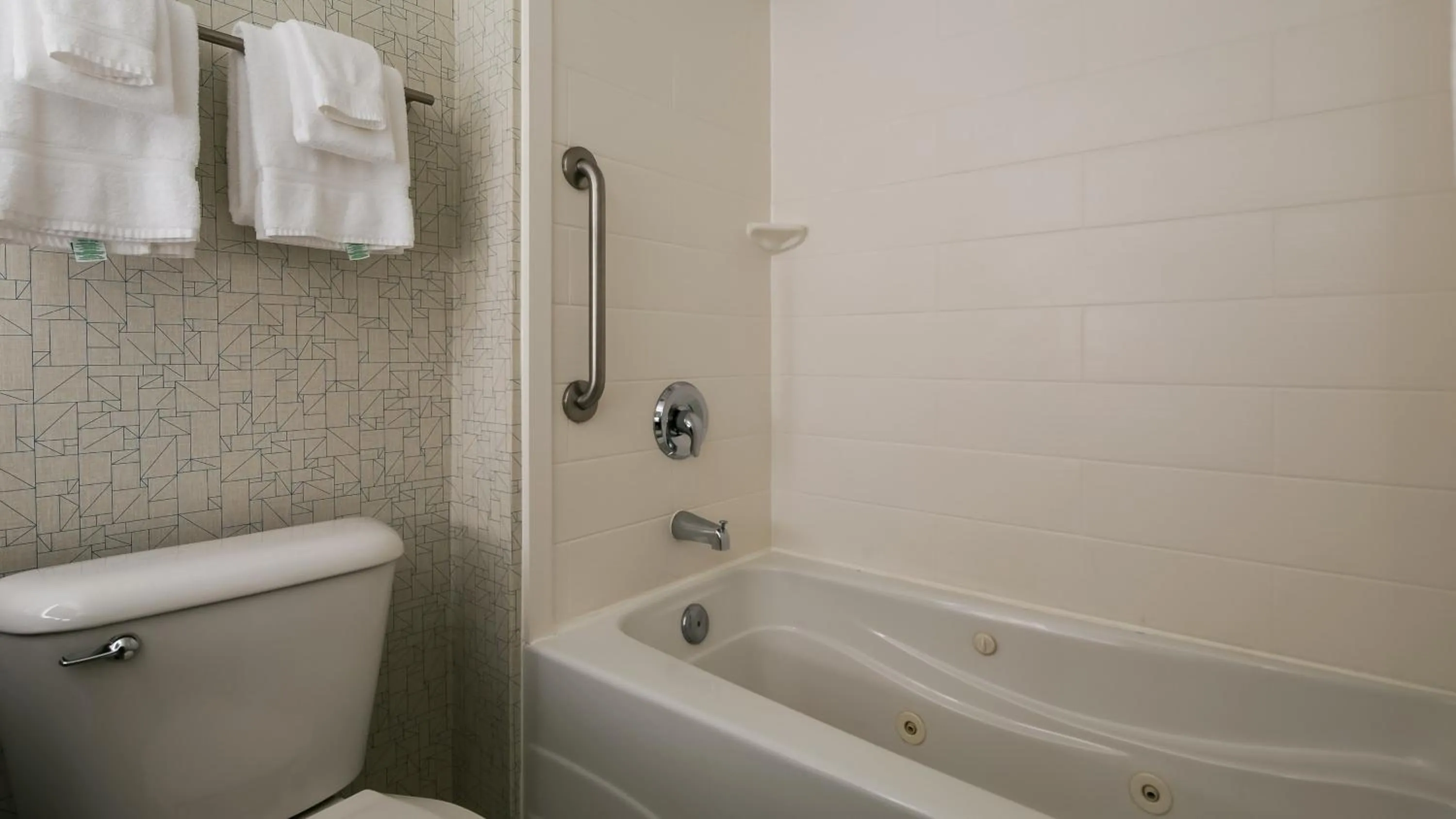 Bathroom in Holiday Inn Express Hotel & Suites Everett by IHG