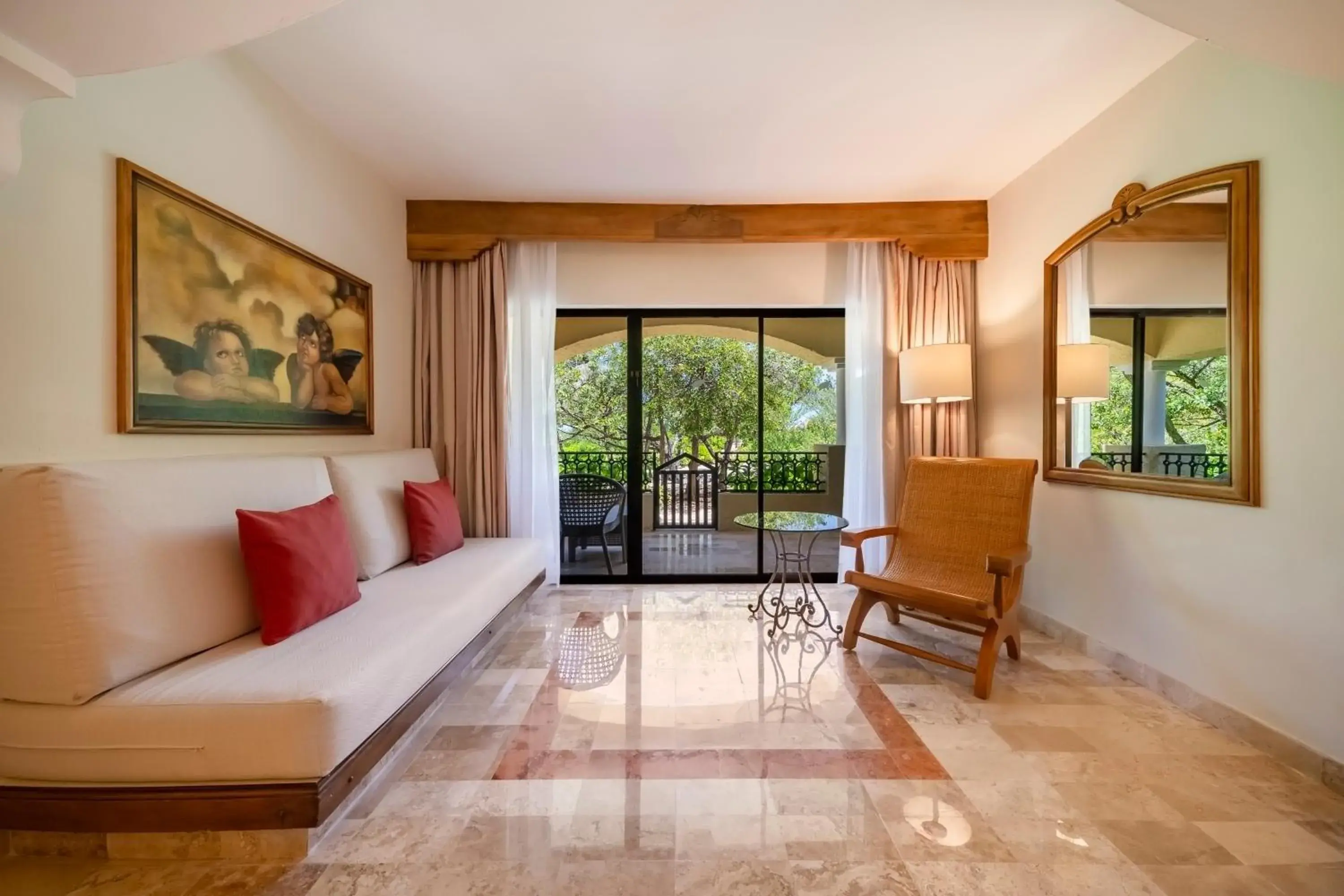 Living room in Iberostar Waves Paraíso Beach - All Inclusive Living room in Iberostar Waves Paraíso Beach - All Inclusive