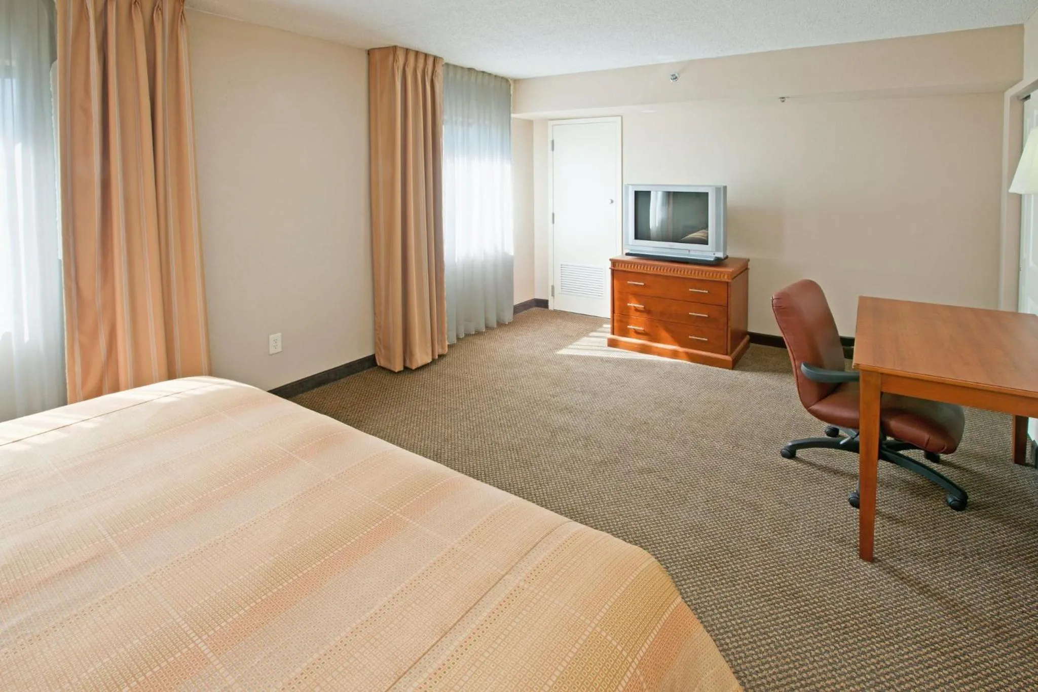 Bedroom in Candlewood Suites Indianapolis Downtown Medical District by IHG