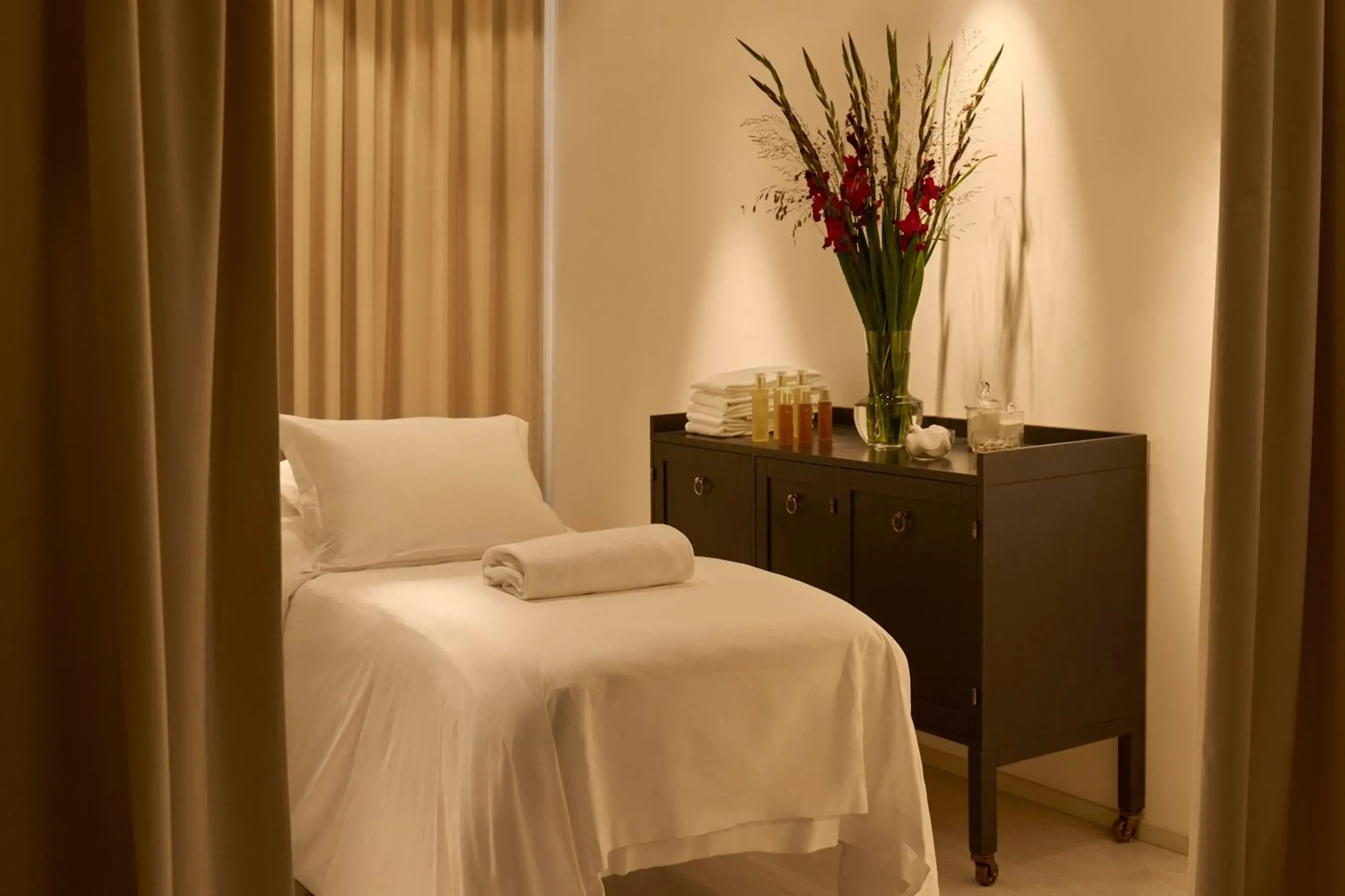 Massage, Bed in Hotel Diplomat Stockholm Massage, Bed in Hotel Diplomat Stockholm