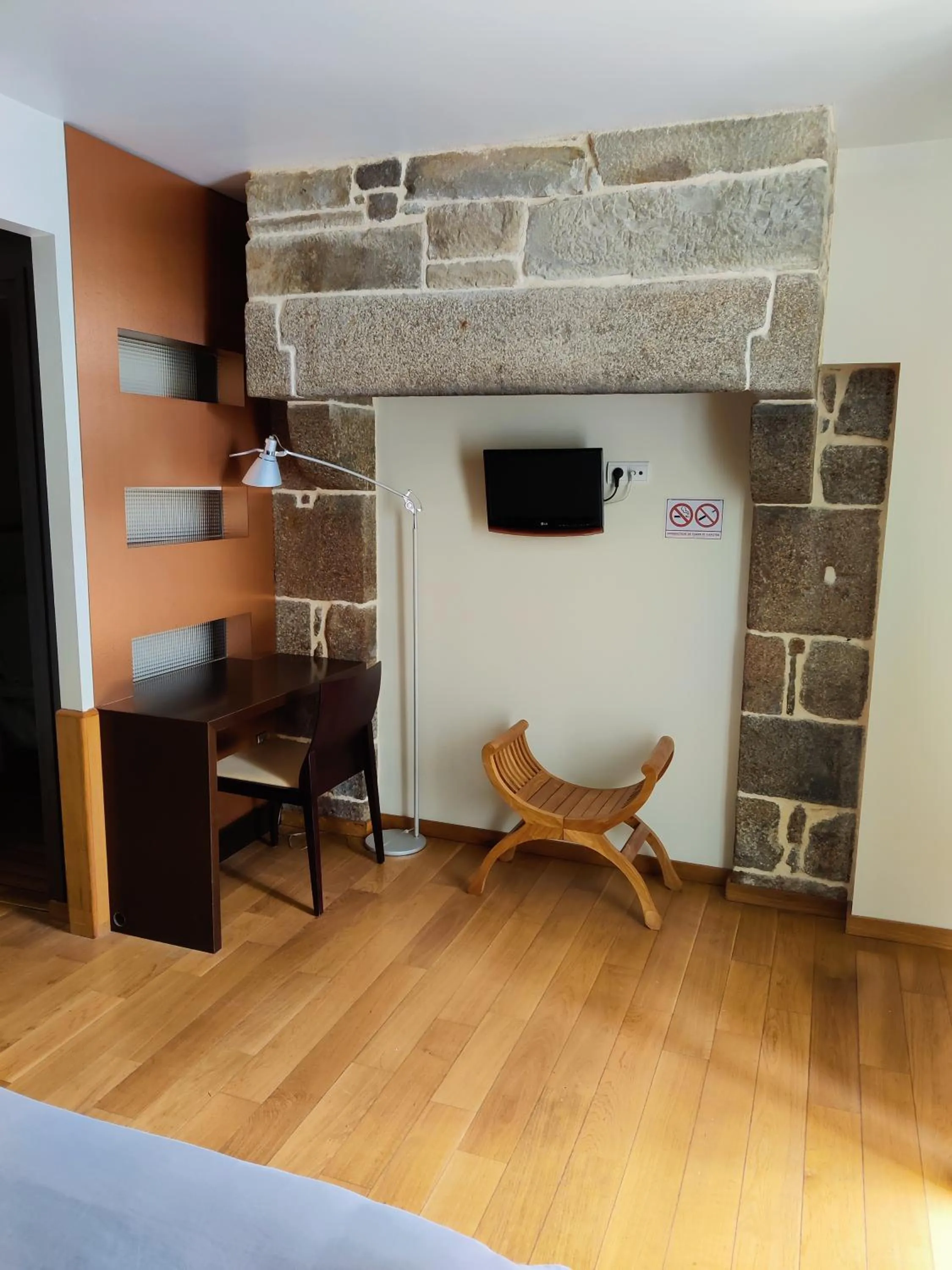 TV and multimedia in Hôtel Saint - Pierre