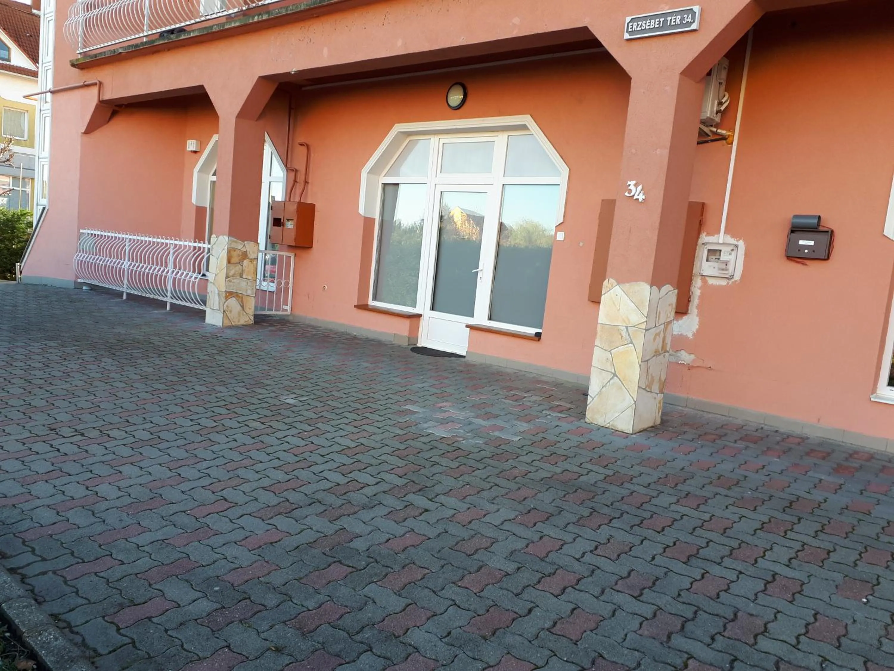Property building in Kertvárosi Apartman