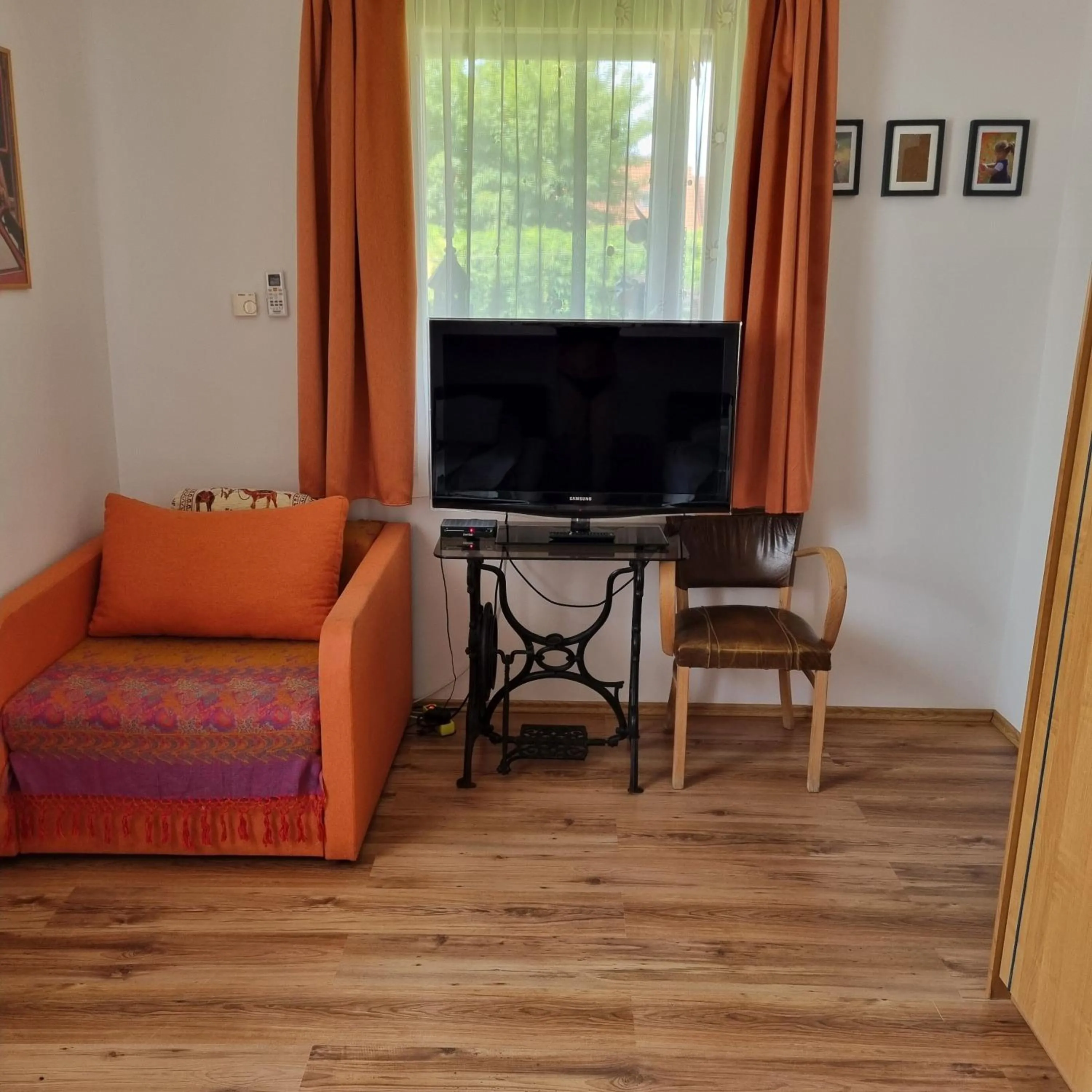 Photo of the whole room in Kertvárosi Apartman