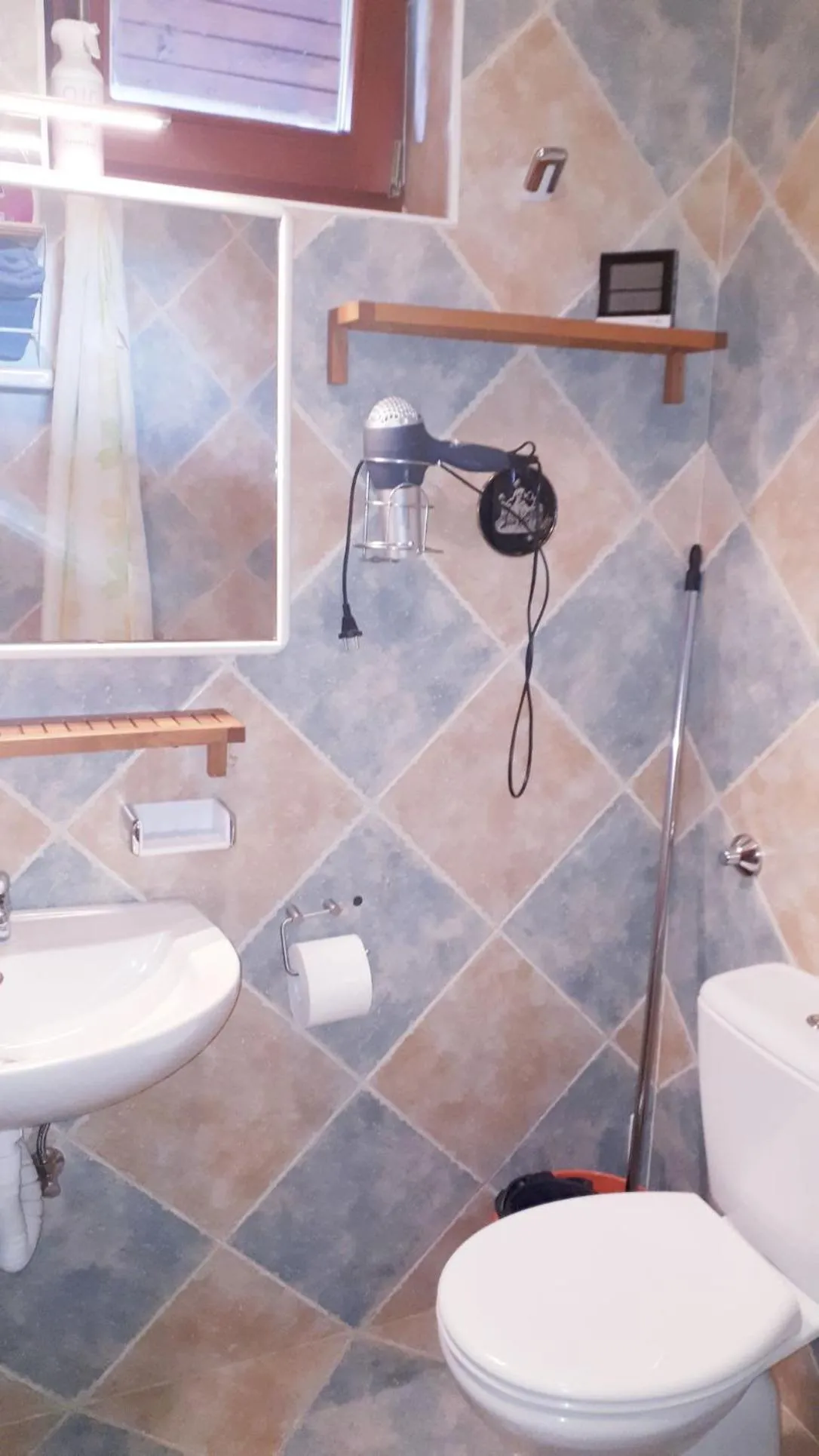 Shower in Kertvárosi Apartman