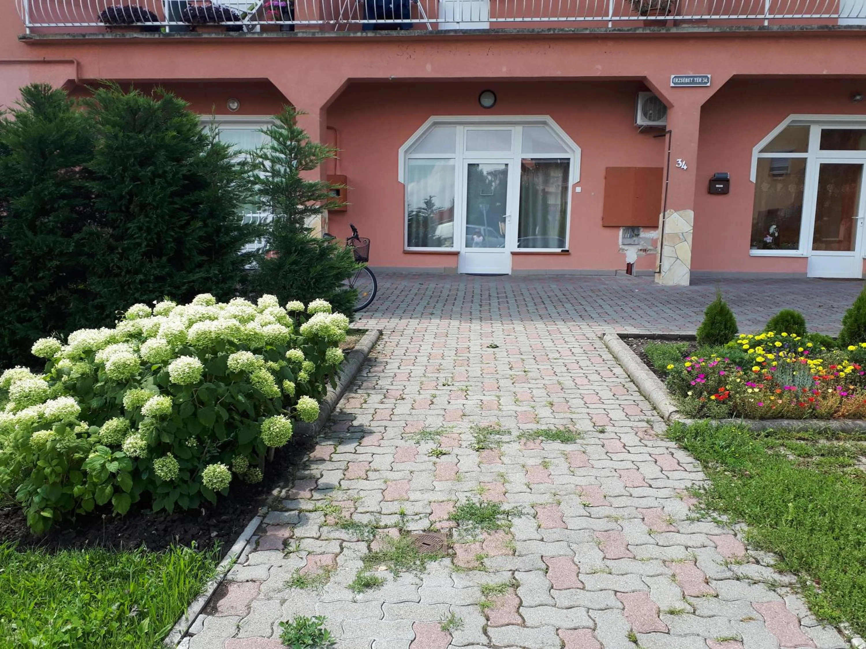 Facade/entrance in Kertvárosi Apartman