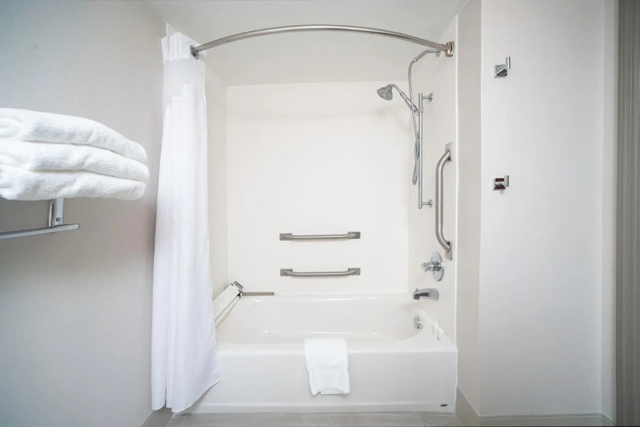 King Suite with Mobility Accessible Tub - Non-Smoking in Holiday Inn Express and Suites Atlanta-Johns Creek by IHG King Suite with Mobility Accessible Tub - Non-Smoking in Holiday Inn Express and Suites Atlanta-Johns Creek by IHG