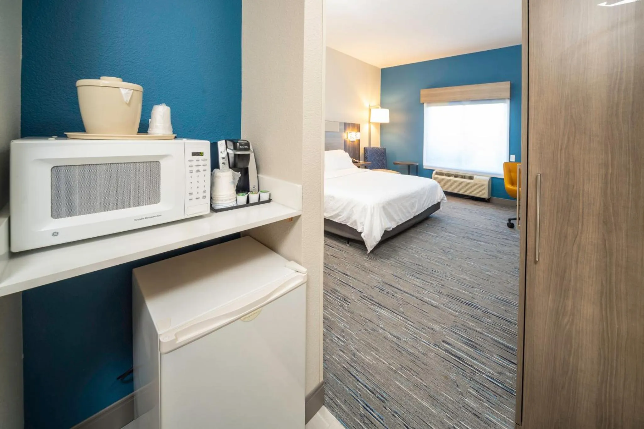 Photo of the whole room, Bed in Holiday Inn Express and Suites Atlanta-Johns Creek by IHG
