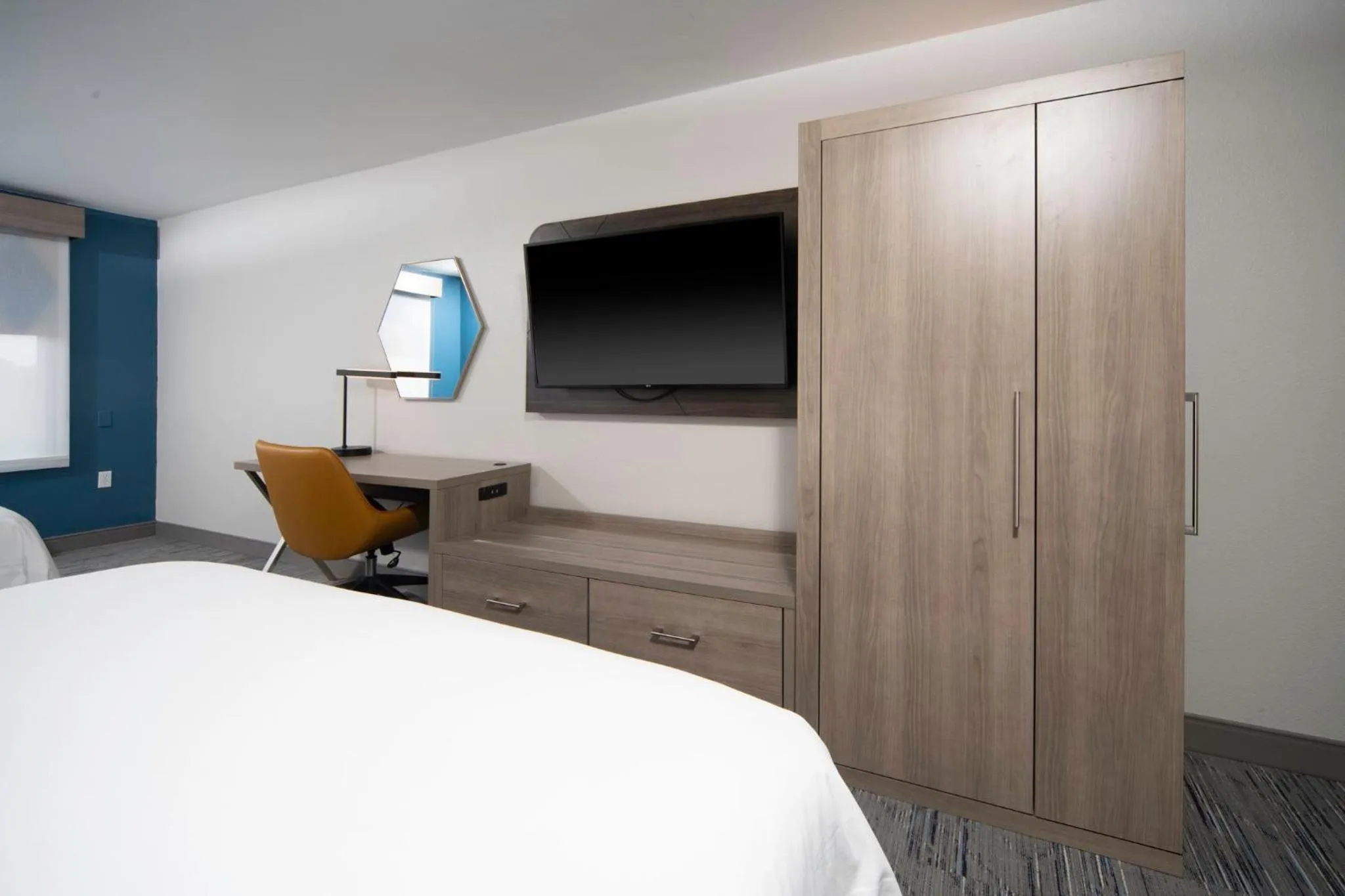 Photo of the whole room, Bed in Holiday Inn Express and Suites Atlanta-Johns Creek by IHG