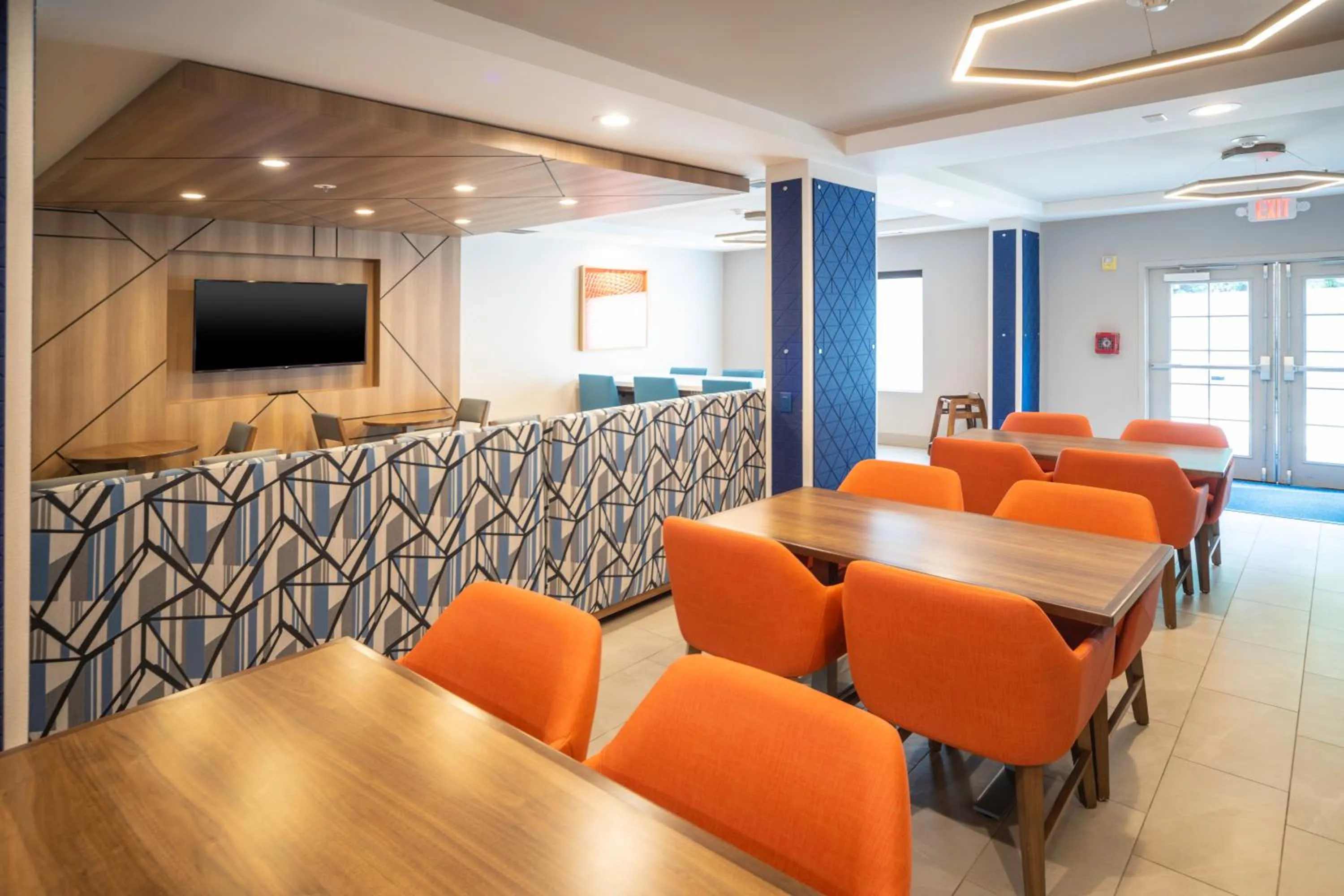 Dining area in Holiday Inn Express and Suites Atlanta-Johns Creek by IHG