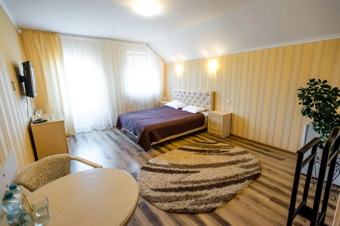 Bed in Guest House Shale