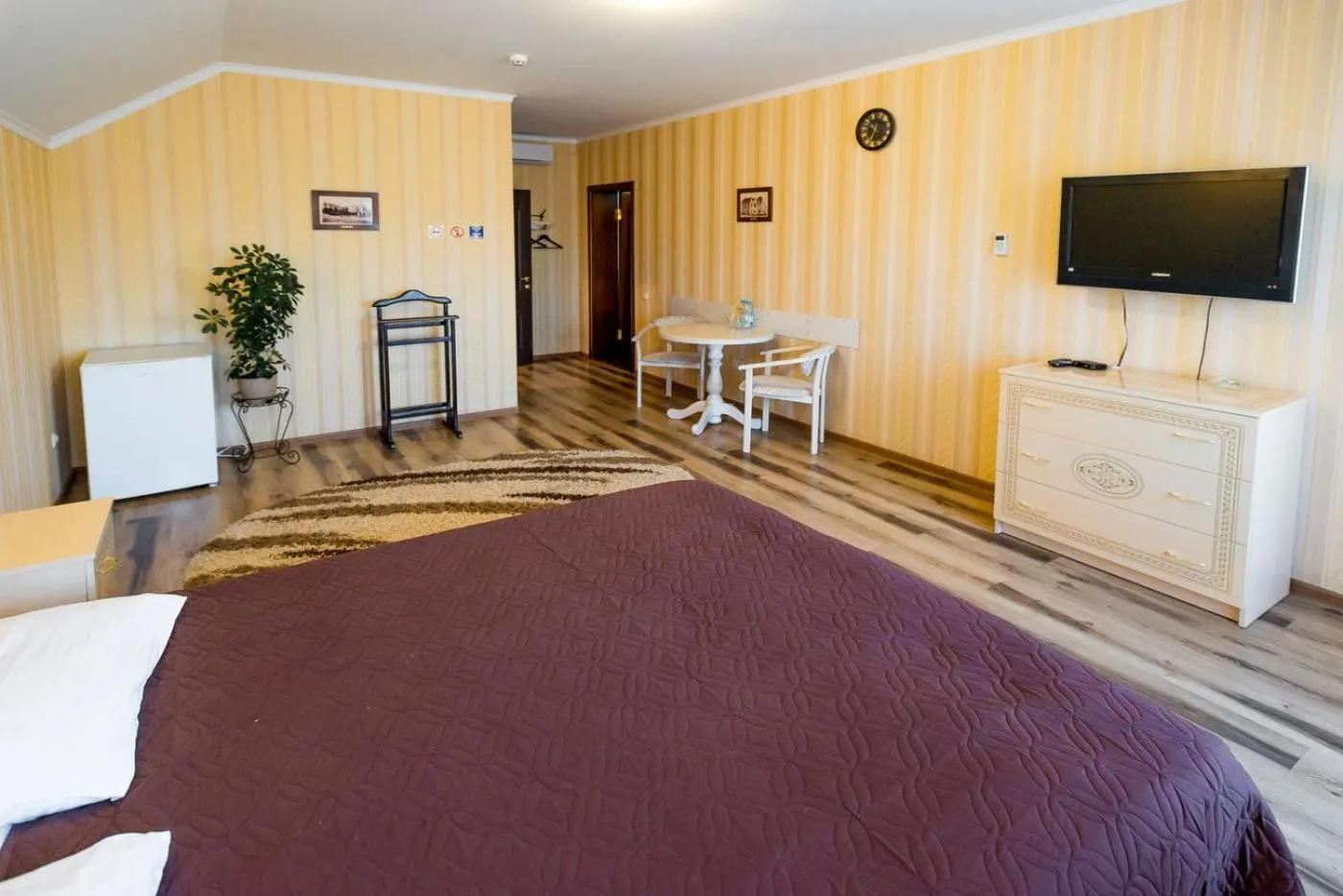 Bed in Guest House Shale