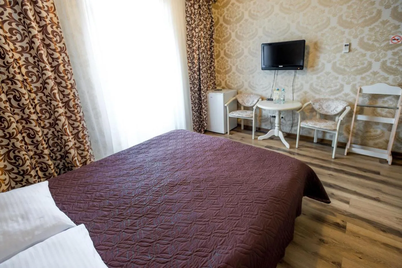 Bed in Guest House Shale
