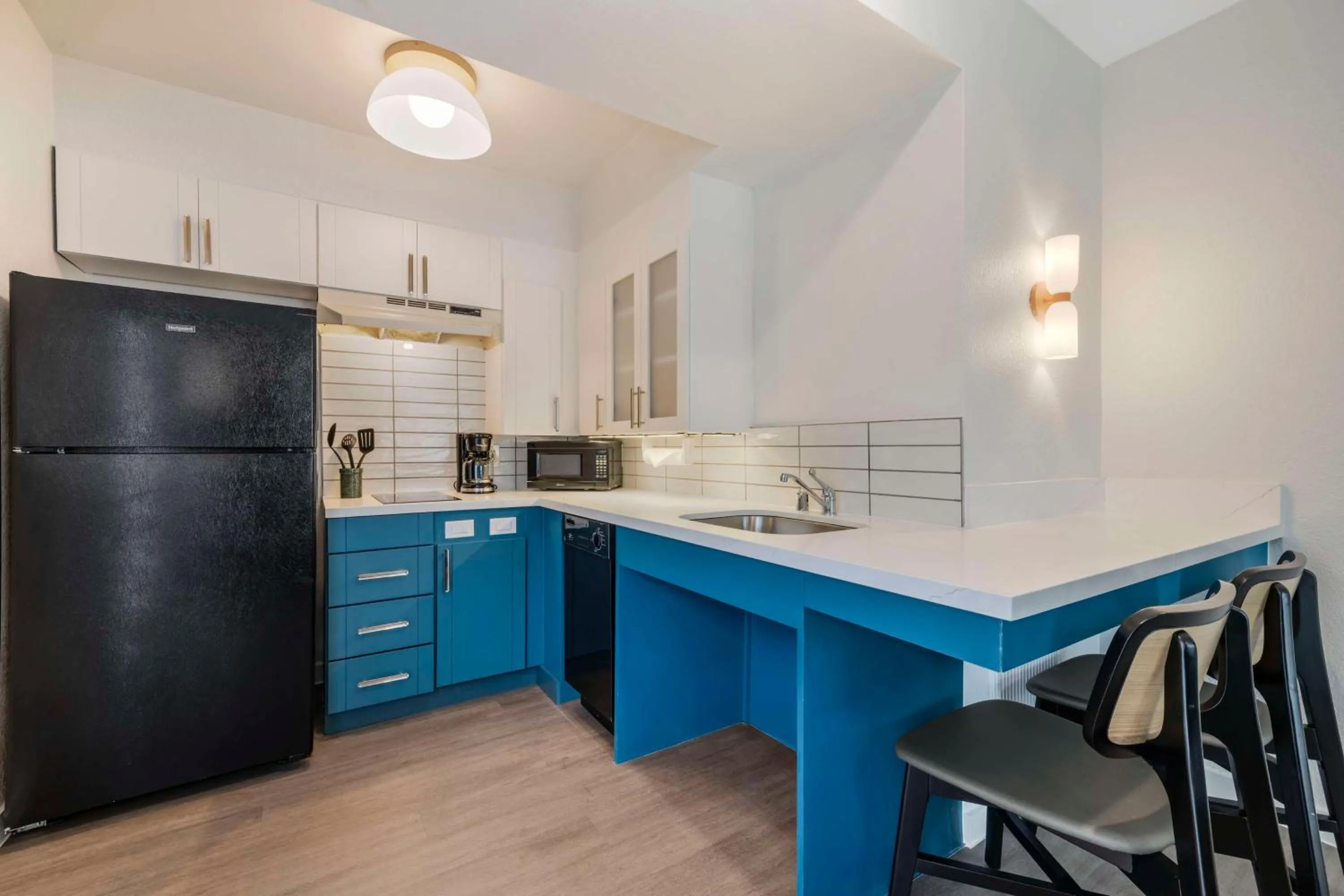 Kitchen or kitchenette in Sonesta ES Suites Torrance Redondo Beach