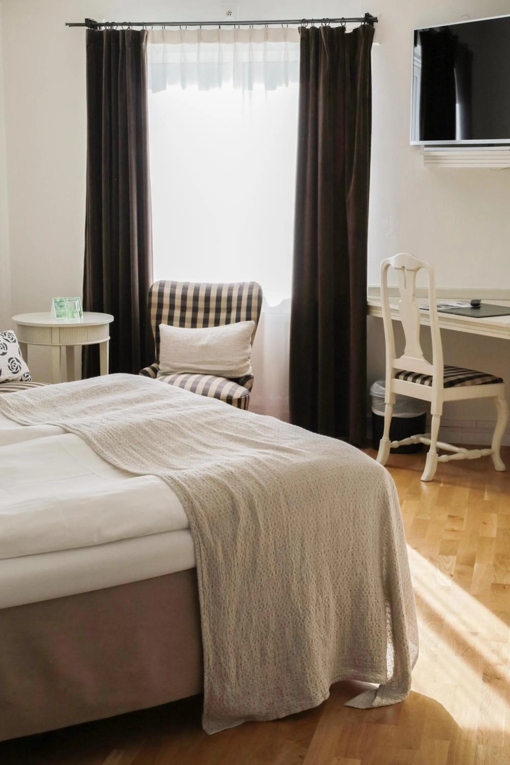 Photo of the whole room, Bed in Blommenhof Hotel