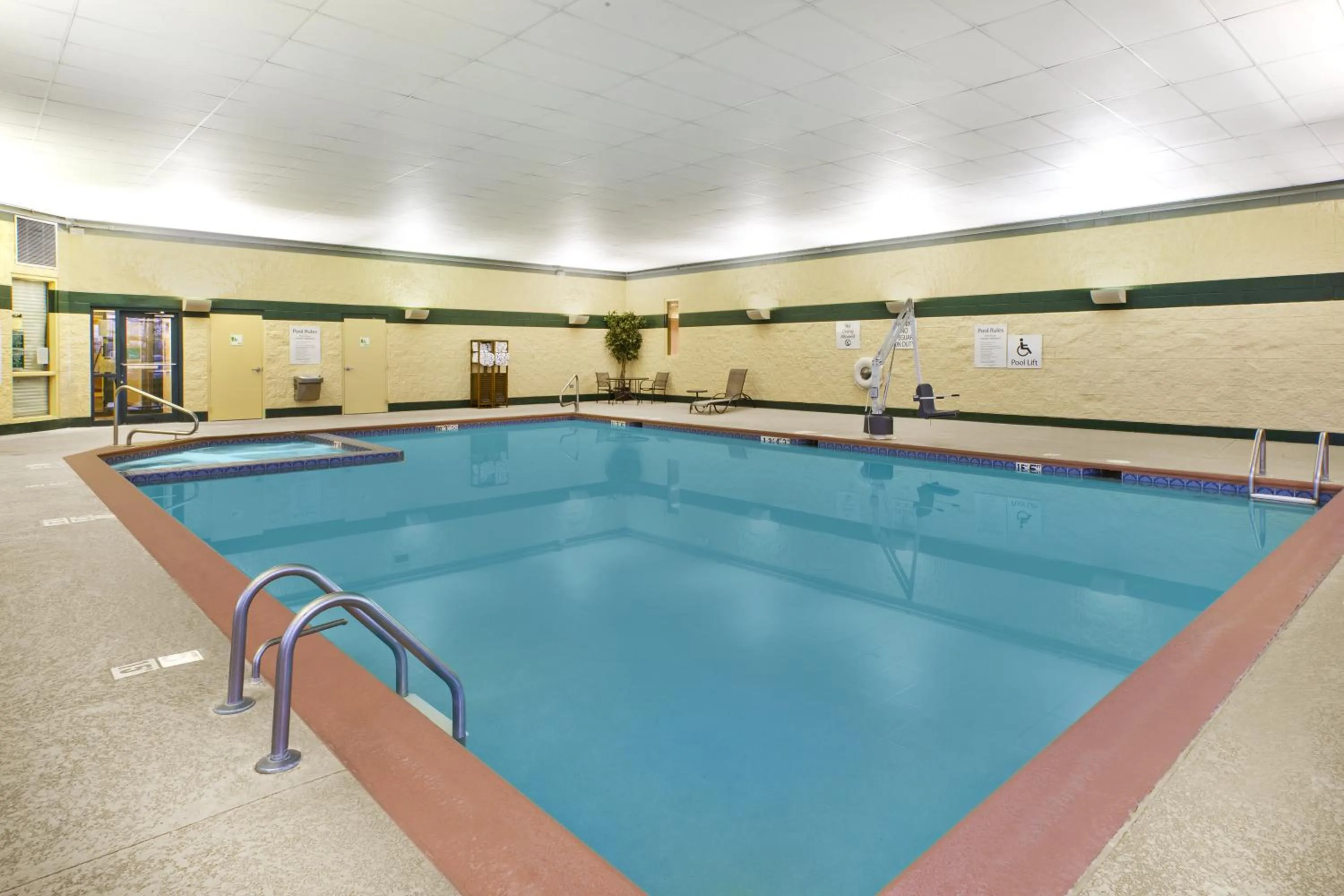 Swimming pool in Holiday Inn & Suites Bolingbrook by IHG