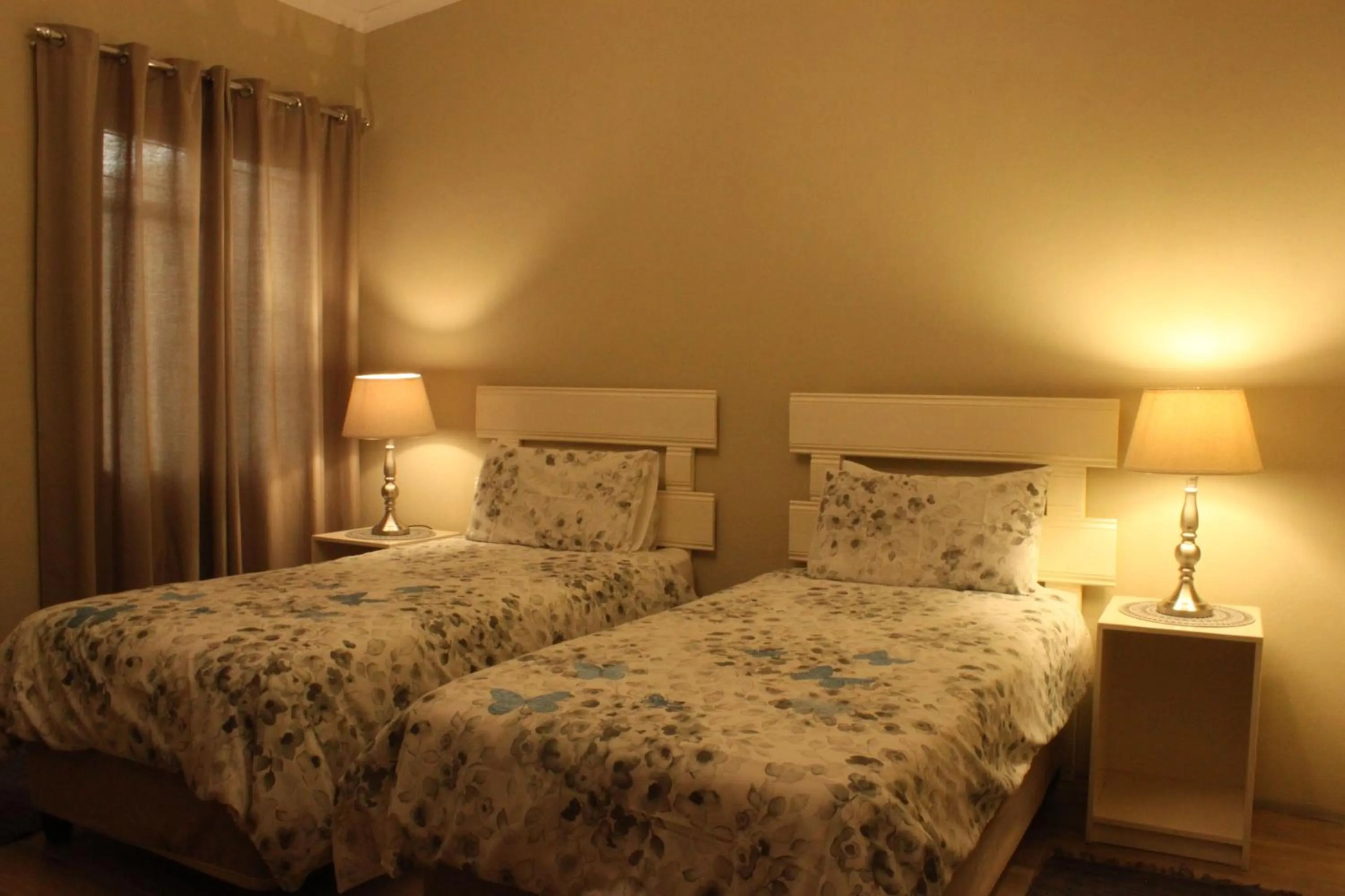 Bedroom, Bed in khaya4u Guesthouse