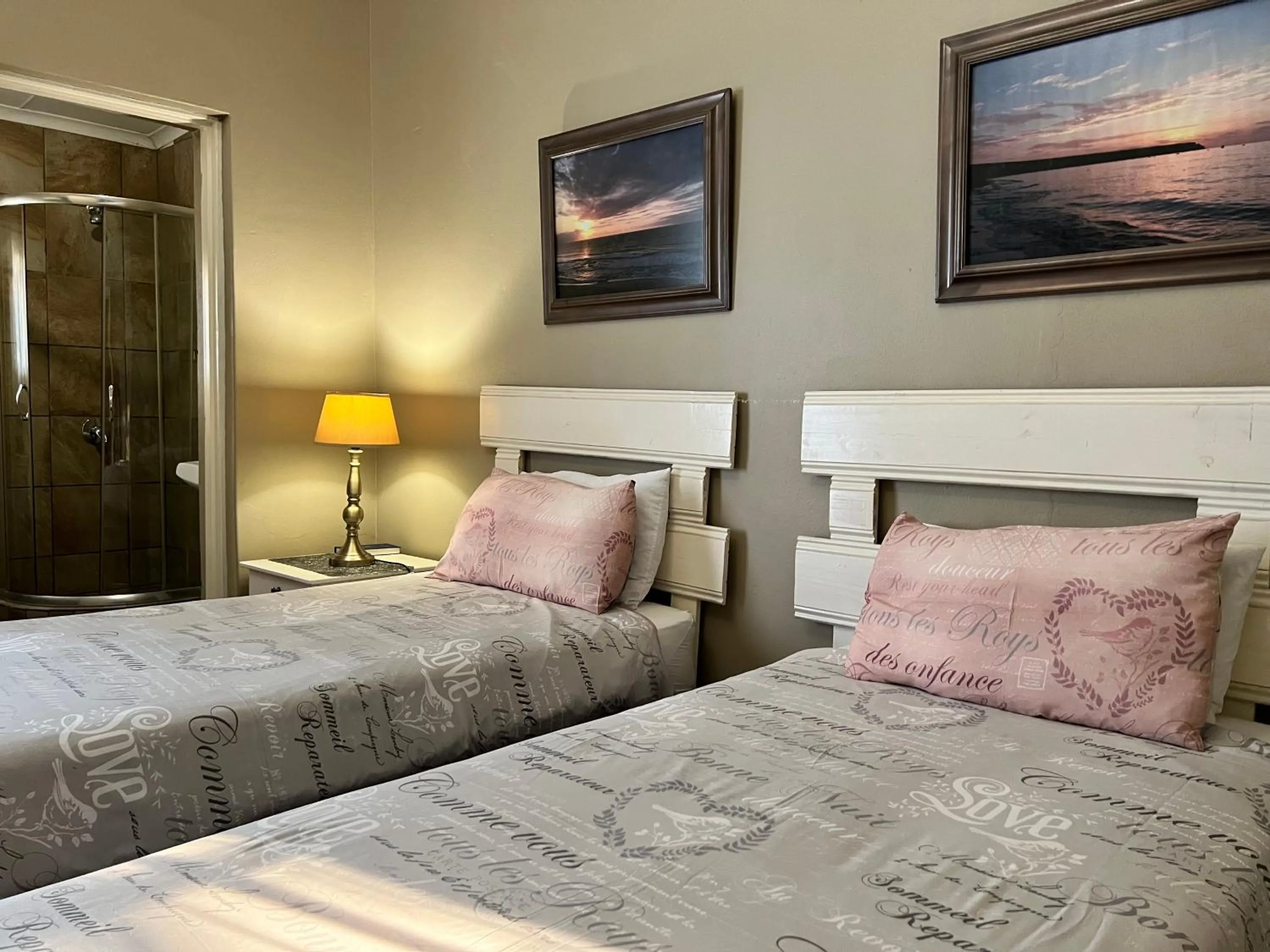 Bedroom, Bed in khaya4u Guesthouse