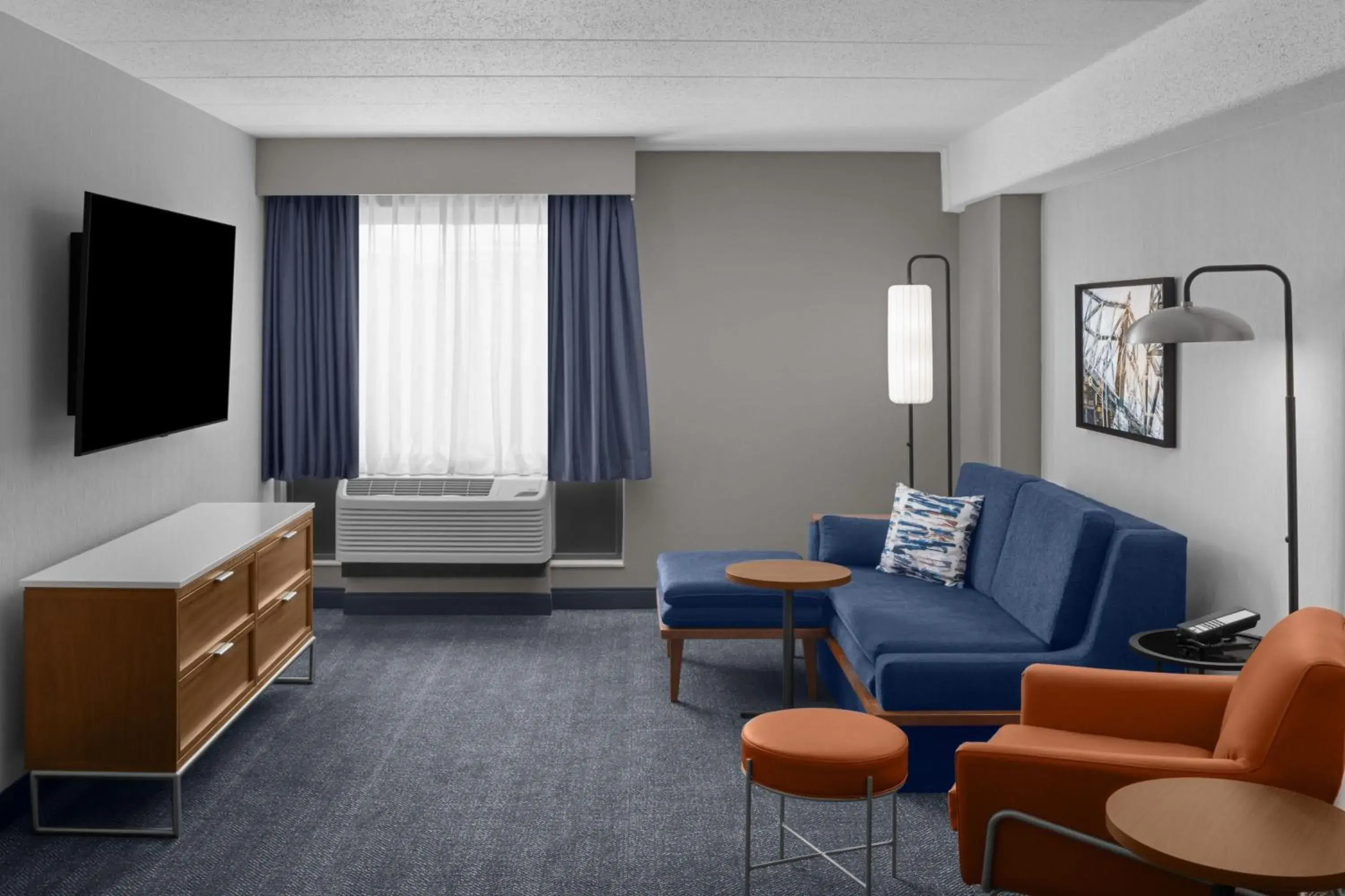 Living room in Wyndham Pittsburgh University Center Living room in Wyndham Pittsburgh University Center