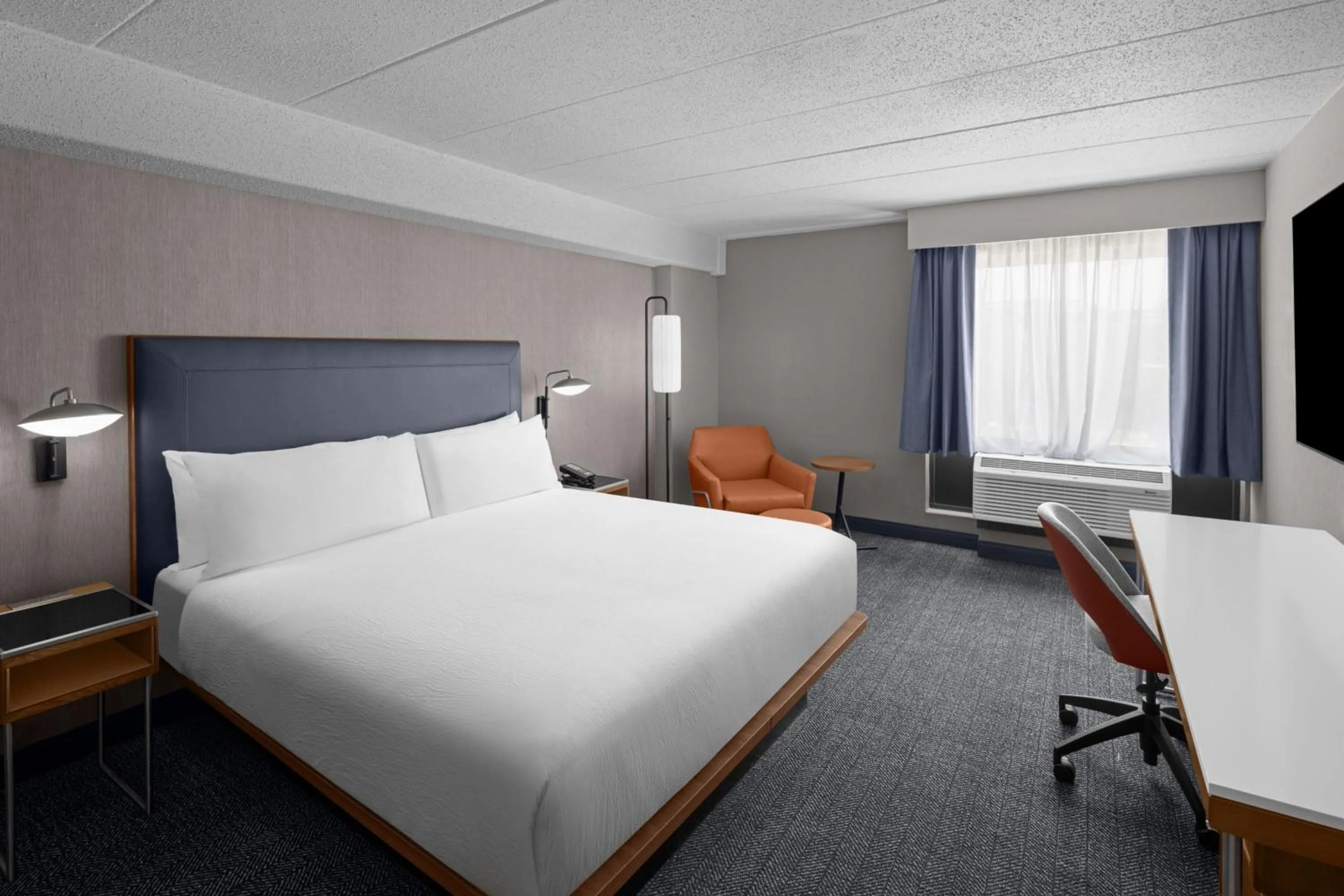 Photo of the whole room, Bed in Courtyard by Marriott Pittsburgh University Center