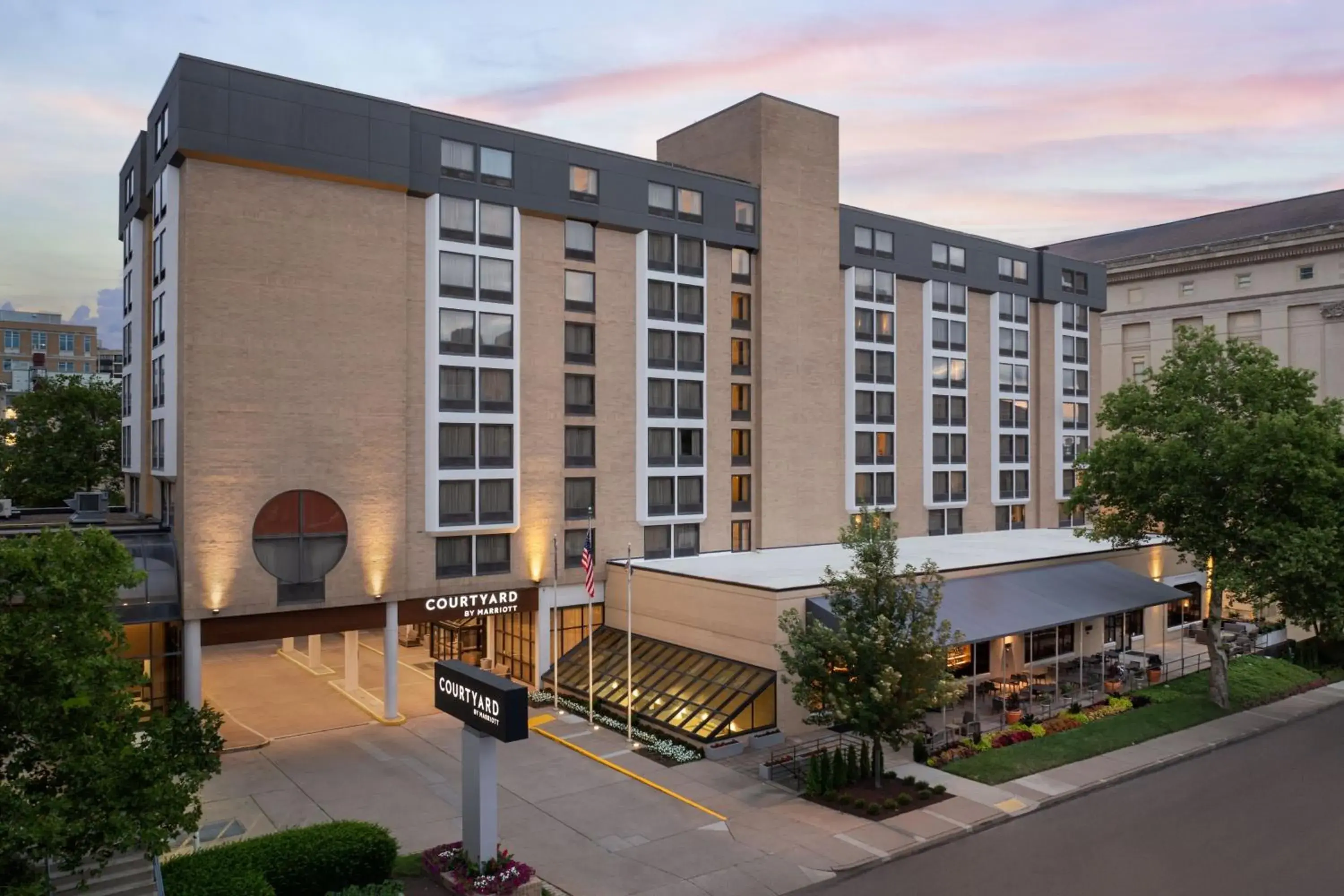 Property building in Wyndham Pittsburgh University Center Property building in Wyndham Pittsburgh University Center