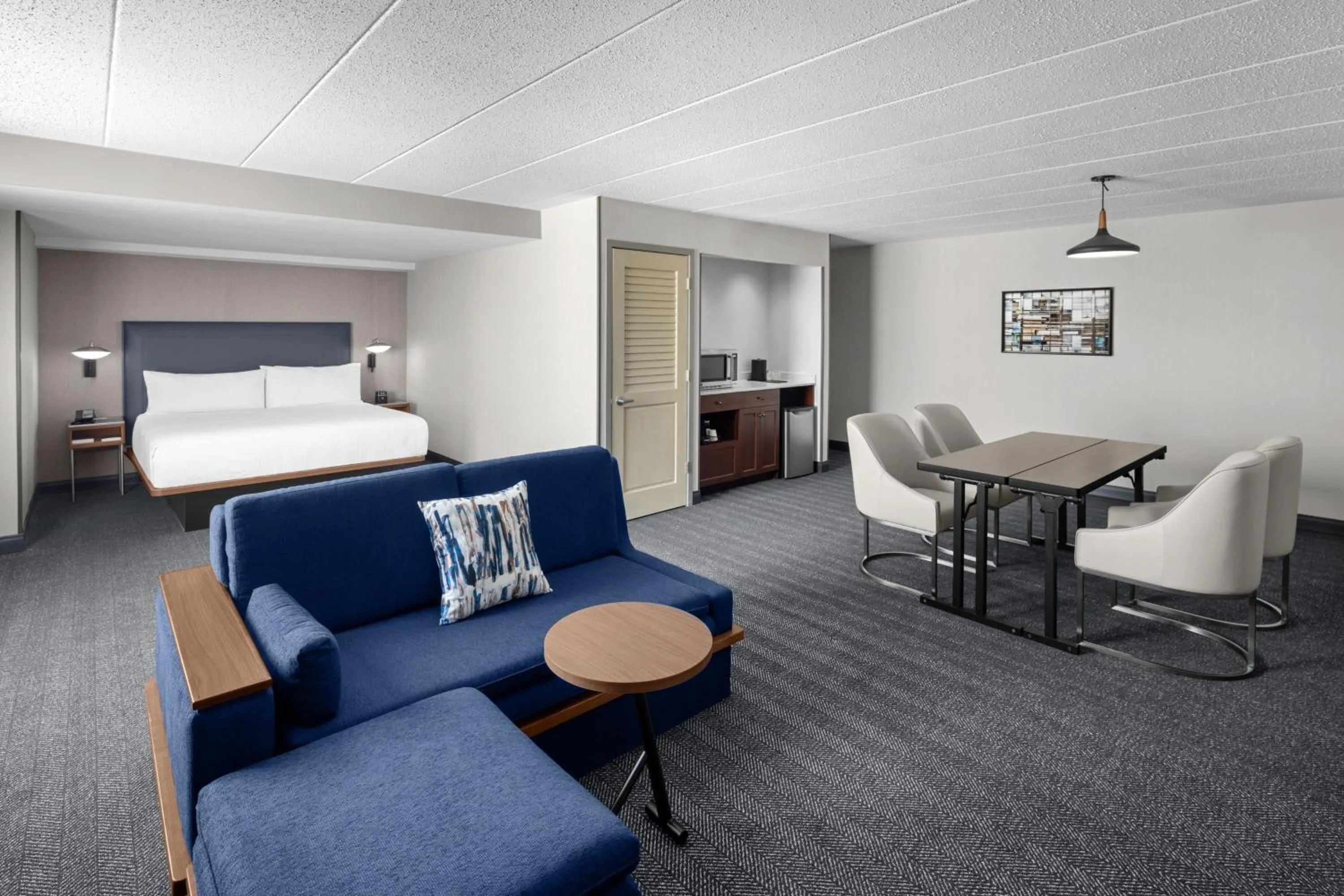 Photo of the whole room, Bed in Courtyard by Marriott Pittsburgh University Center