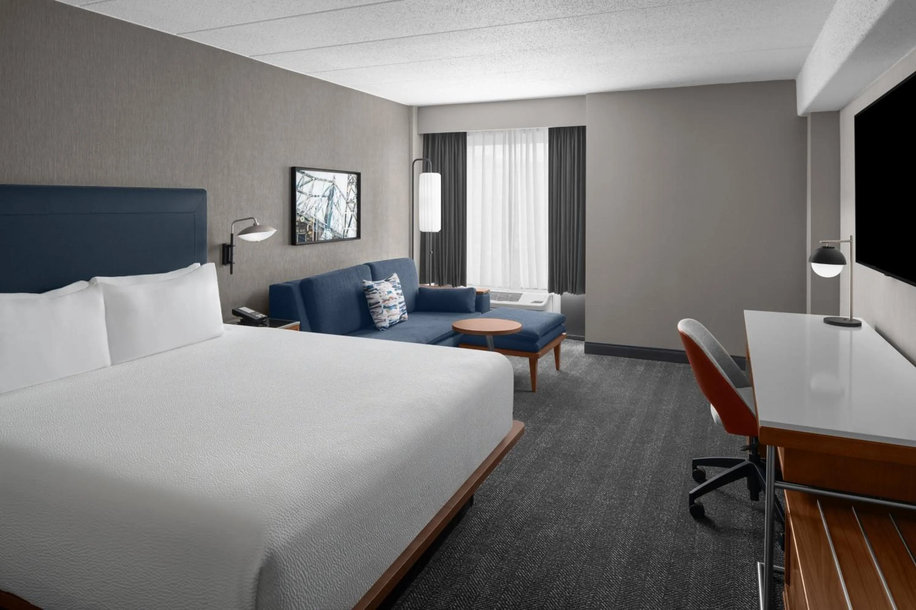 Photo of the whole room, Bed in Courtyard by Marriott Pittsburgh University Center