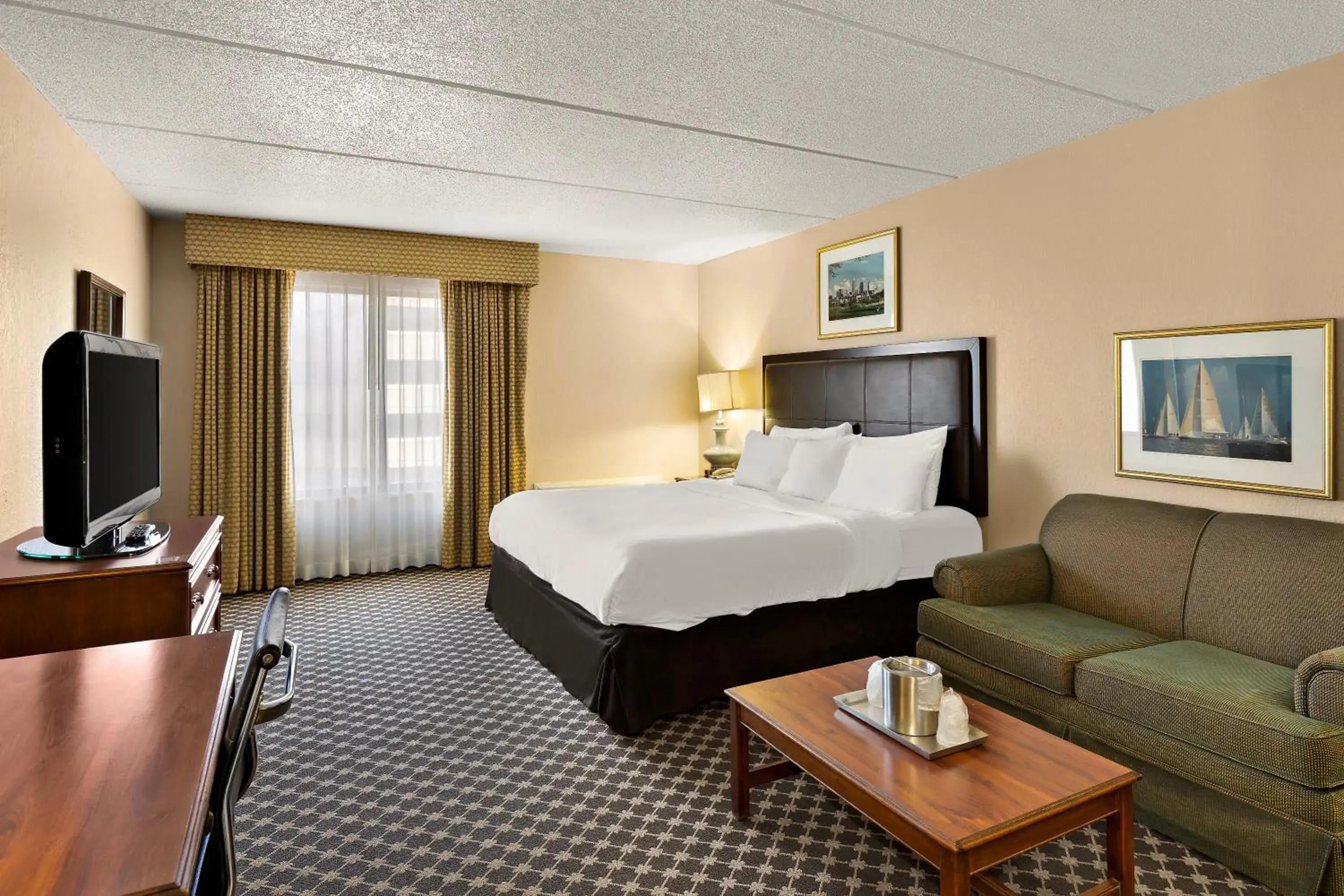 1 King Bed Non Smoking in Hotel RL Cleveland Airport West 1 King Bed Non Smoking in Hotel RL Cleveland Airport West