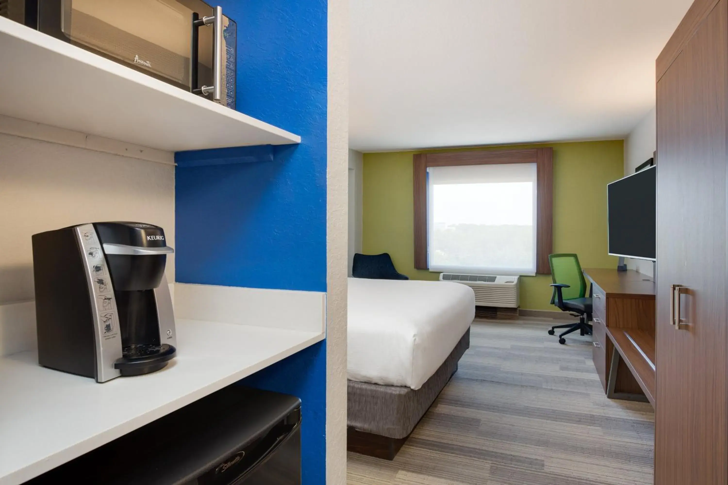 Photo of the whole room, Bed in Holiday Inn Express Hotel & Suites Tampa-Fairgrounds-Casino by IHG Photo of the whole room, Bed in Holiday Inn Express Hotel & Suites Tampa-Fairgrounds-Casino by IHG