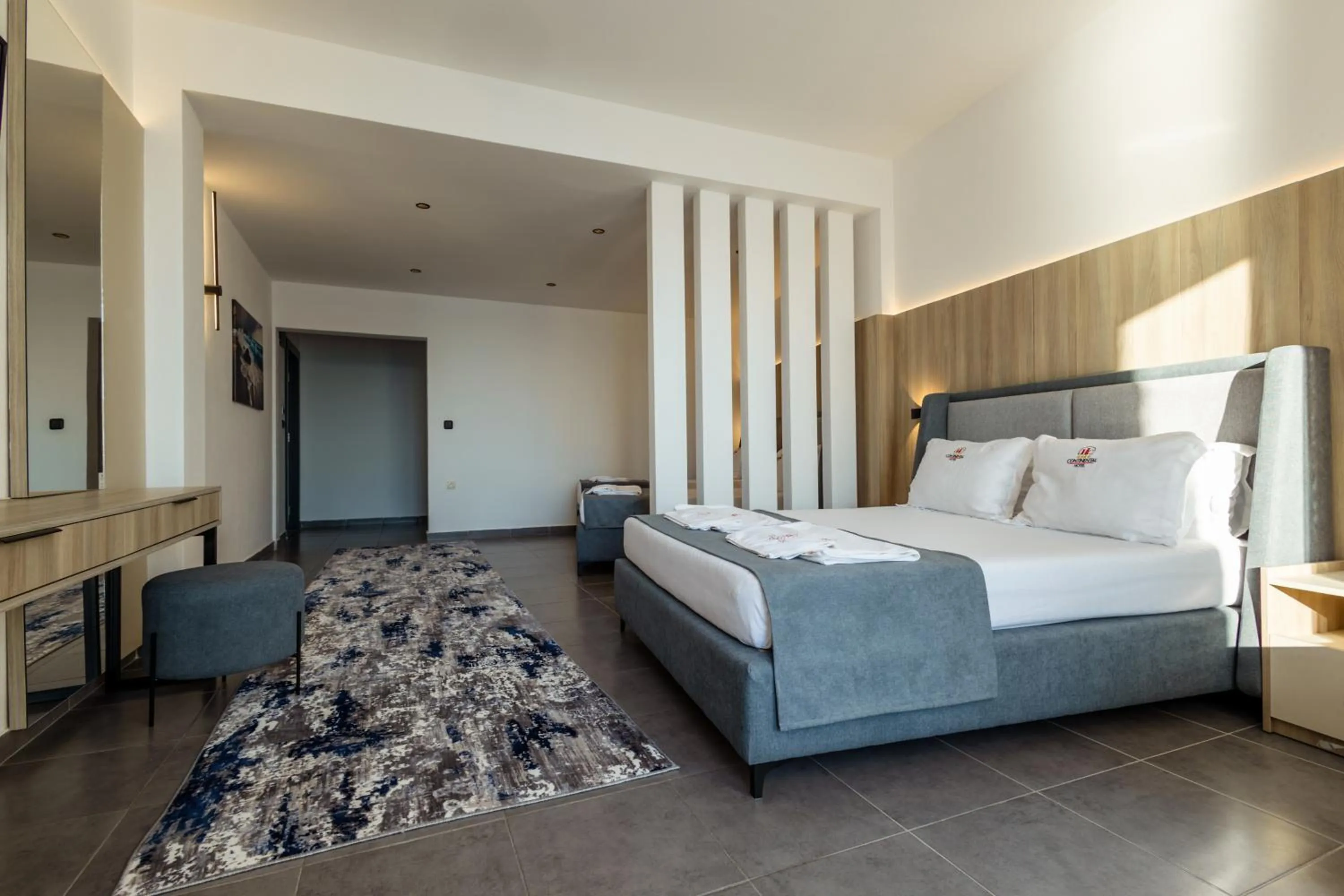 Bedroom, Bed in Continental Hotel