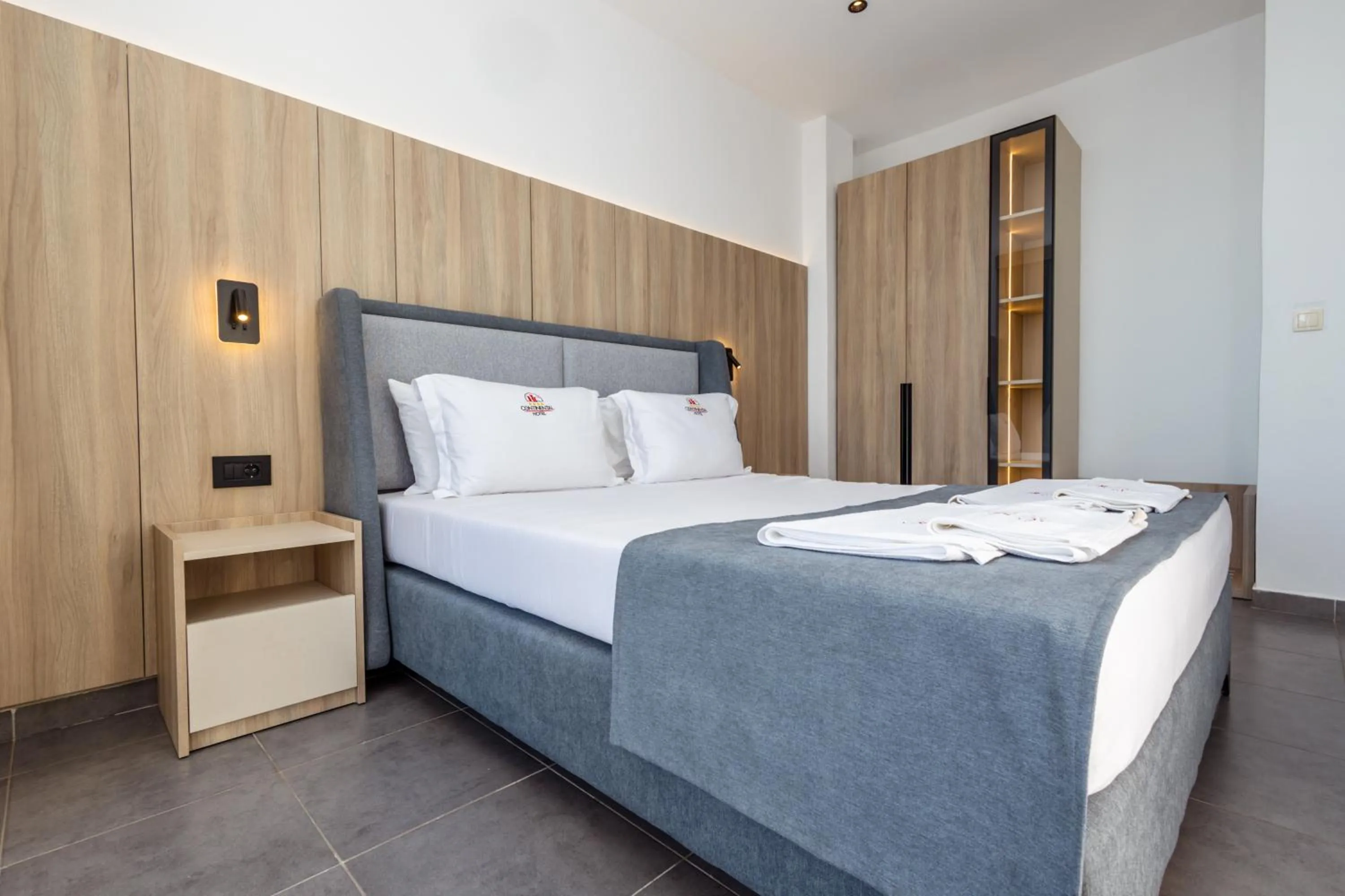 Bedroom, Bed in Continental Hotel