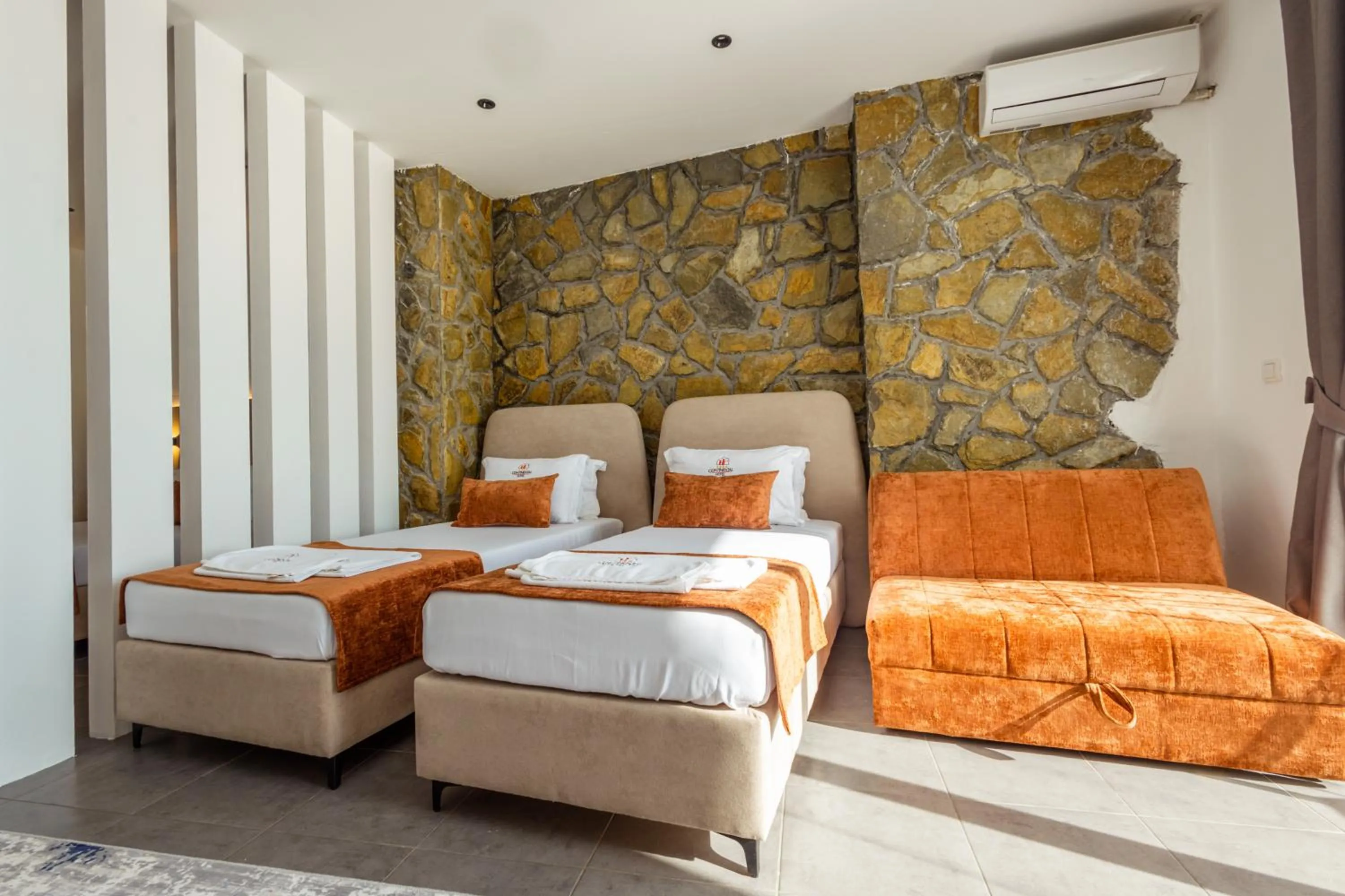 Bedroom, Bed in Continental Hotel