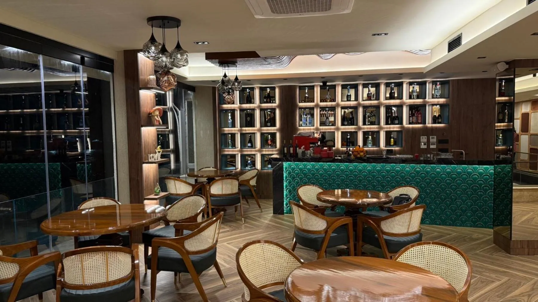 Restaurant/places to eat in Continental Hotel