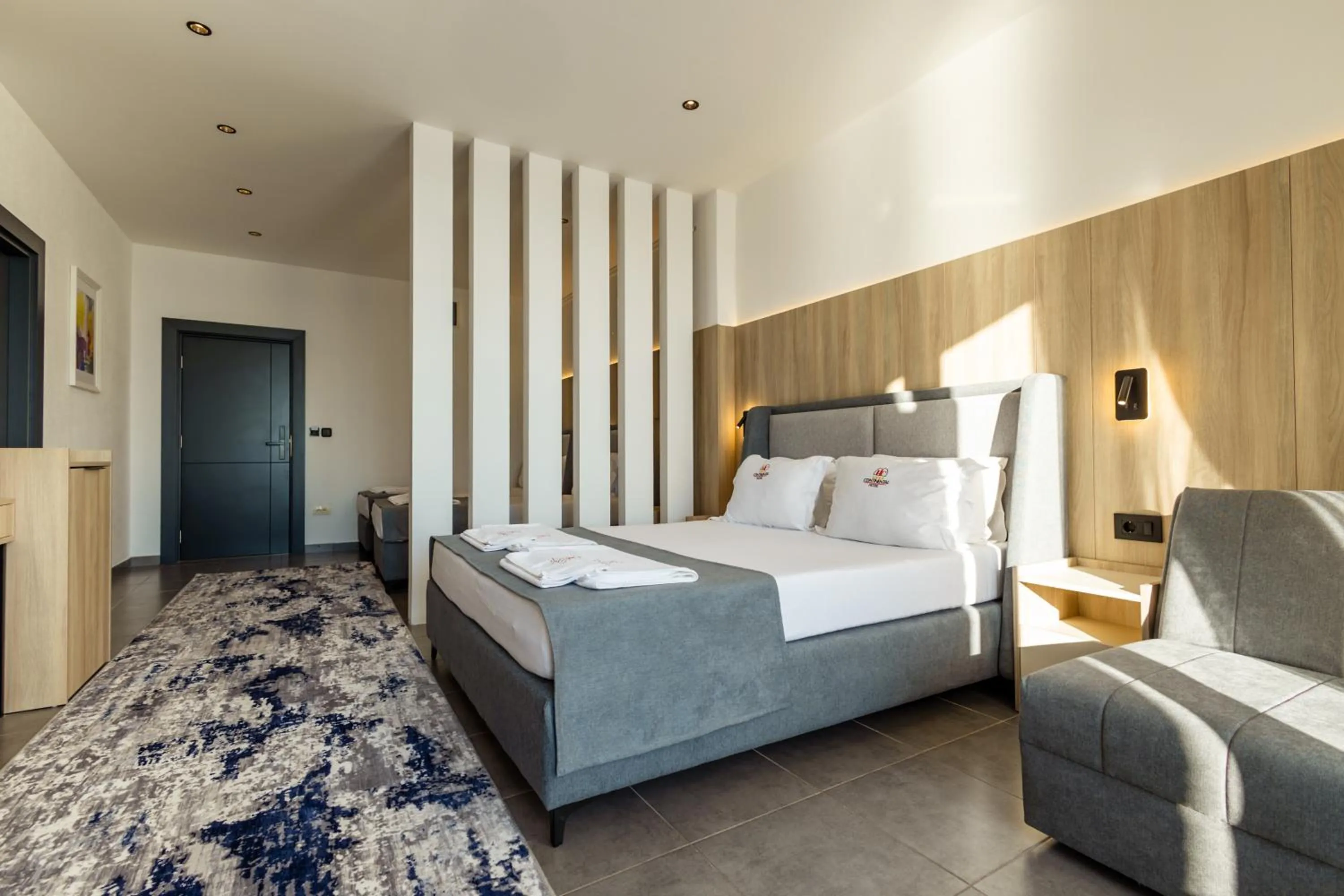 Bedroom, Bed in Continental Hotel